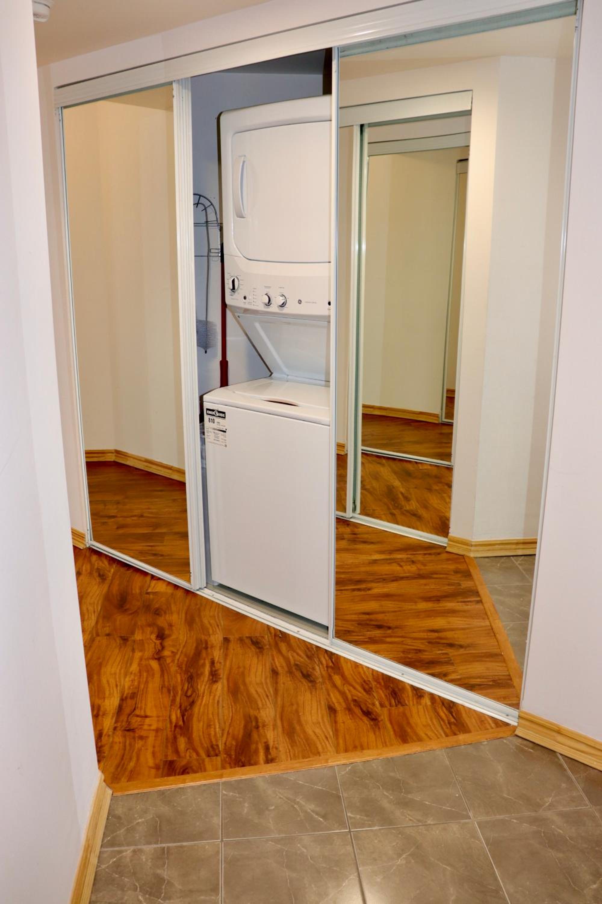 Apartment/2Bedrooms/2 Full Bathrooms/Free parking