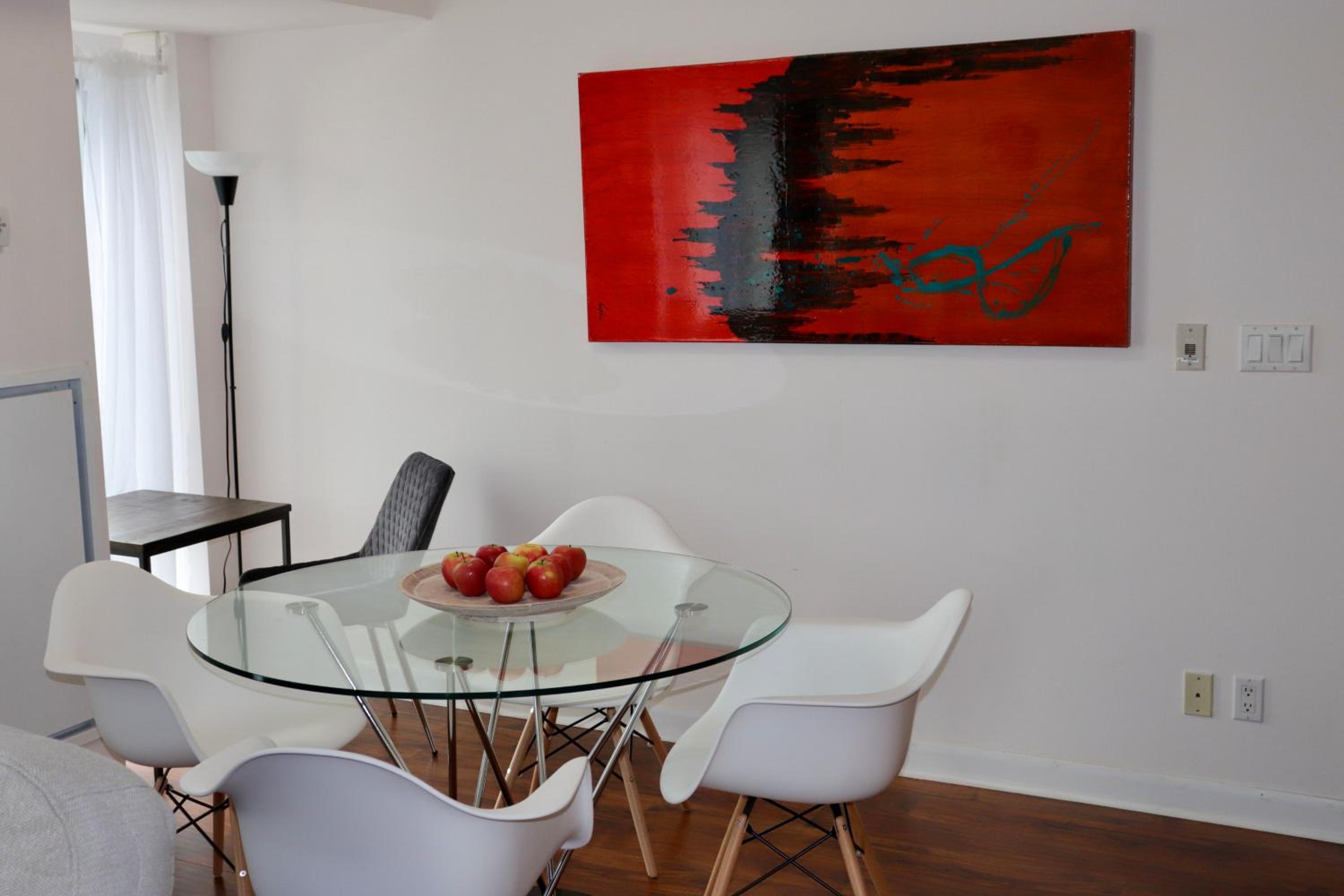 Apartment/2Bedrooms/2 Full Bathrooms/Free parking