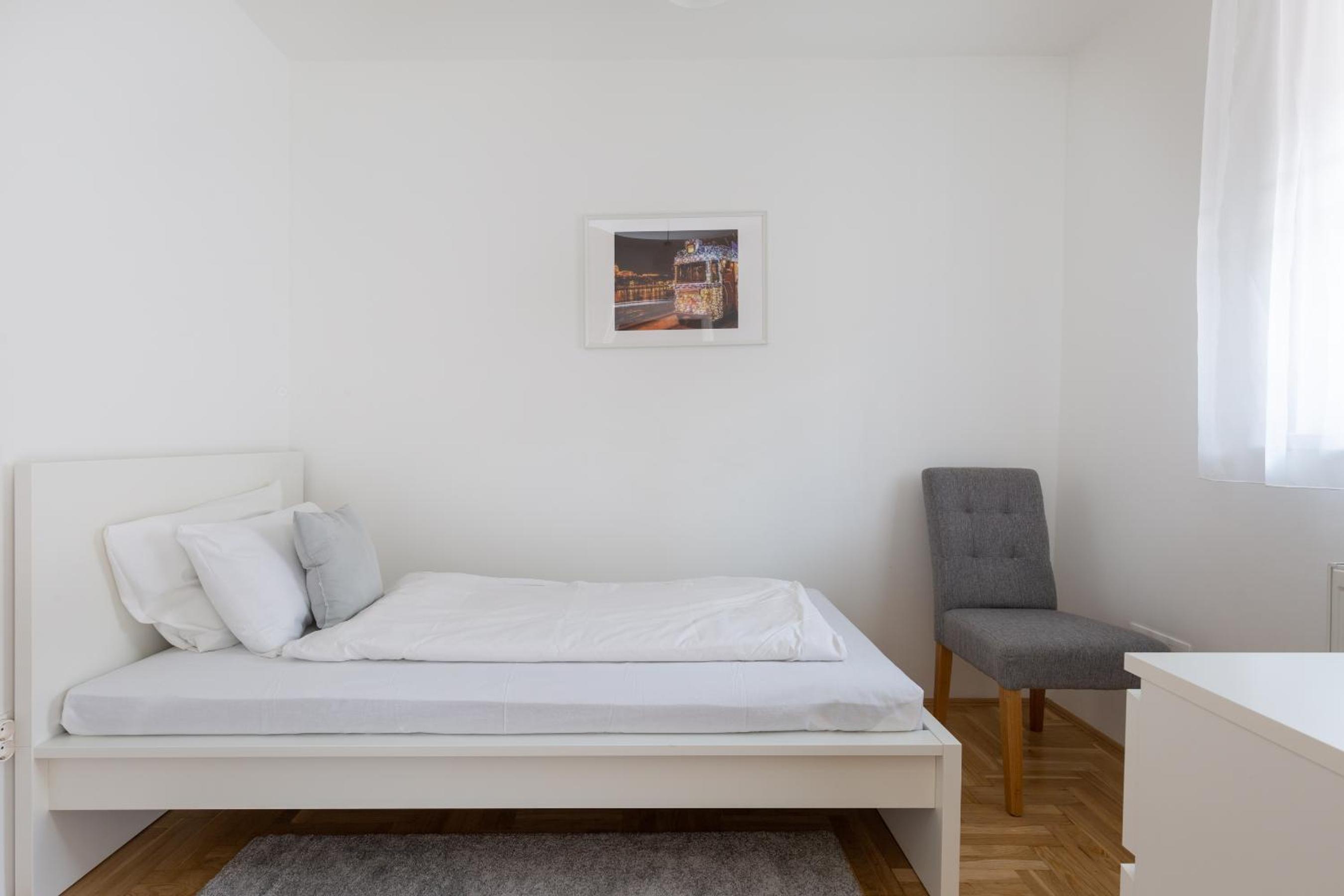 Cozy 3-bedroom Apartment in the Heart of Budapest view 2