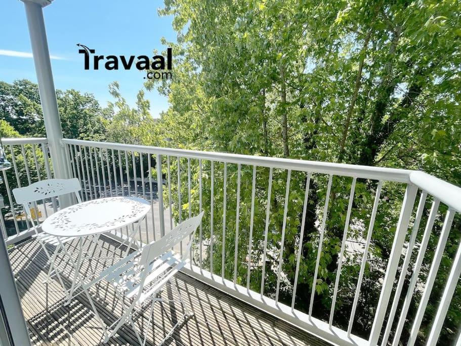 Travaal - 2 Bed Serviced Apartment Farnborough view 2