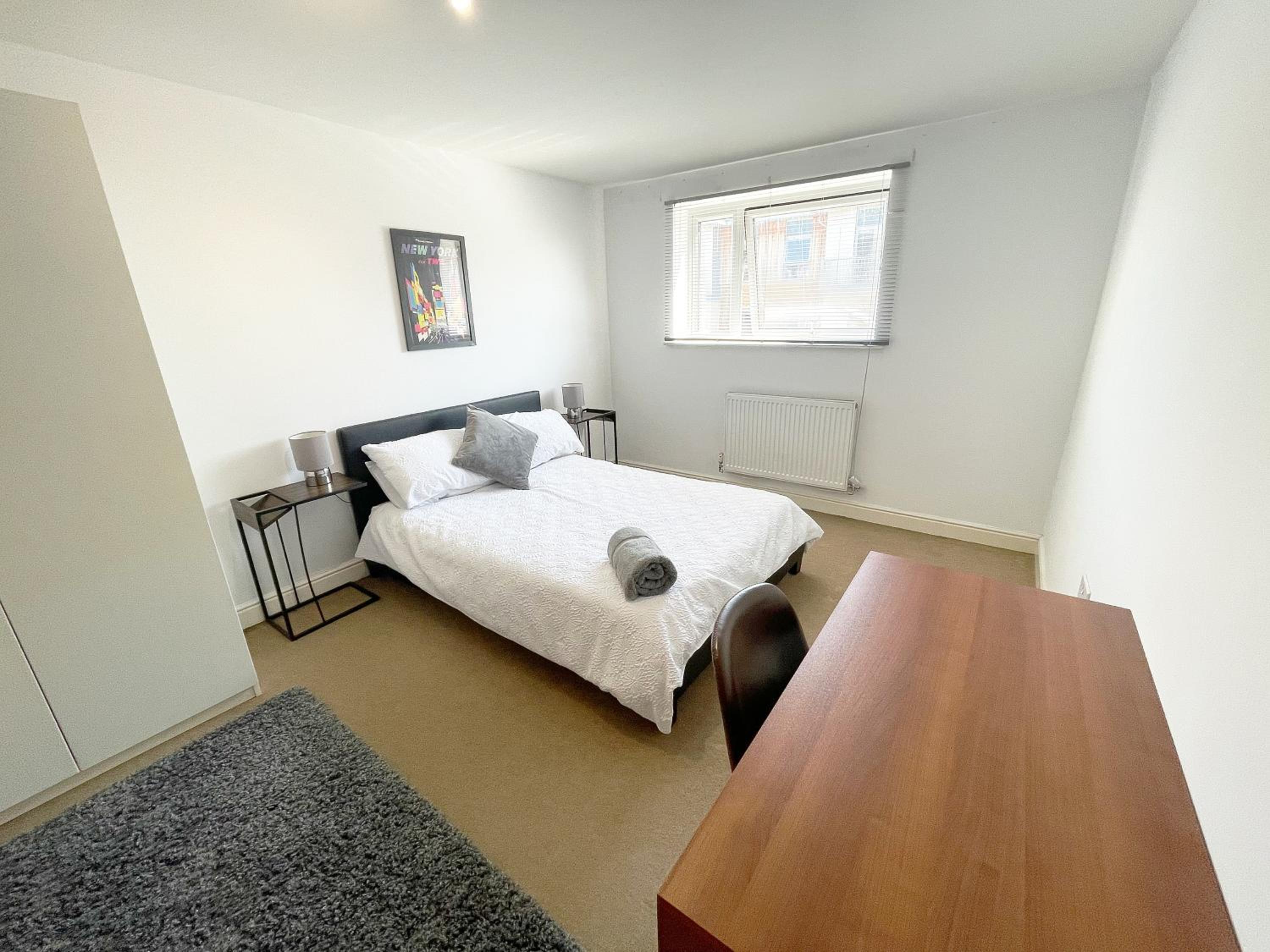 Travaal - 2 Bed Serviced Apartment Farnborough view 4