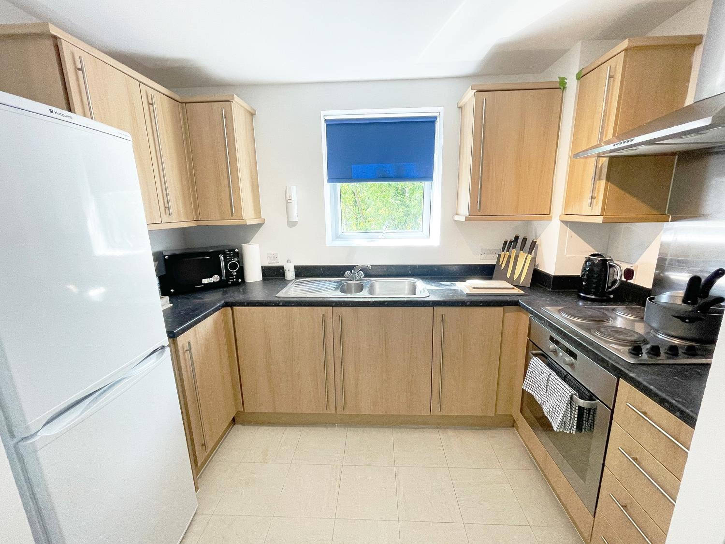 Travaal - 2 Bed Serviced Apartment Farnborough view 5