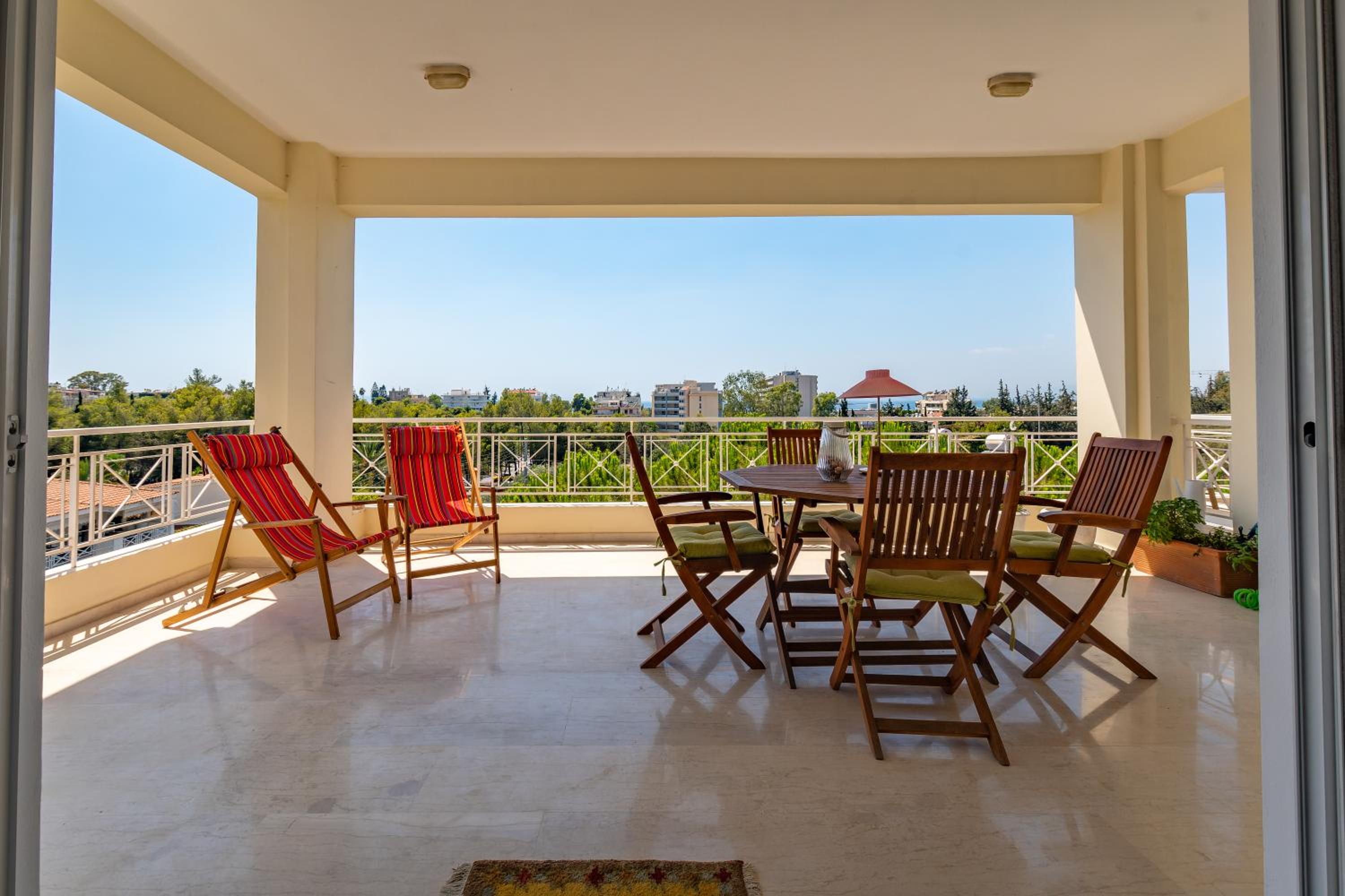 Spacious apartment in Kavouri