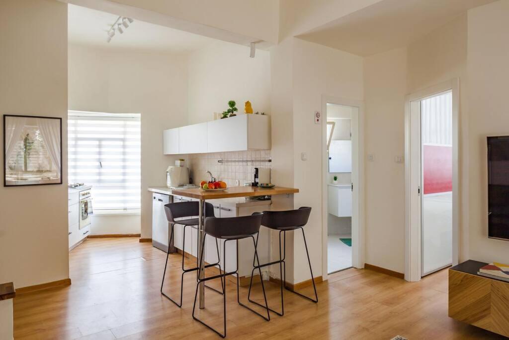 ^Superior 1 BR in the heart of the old north^ view 3