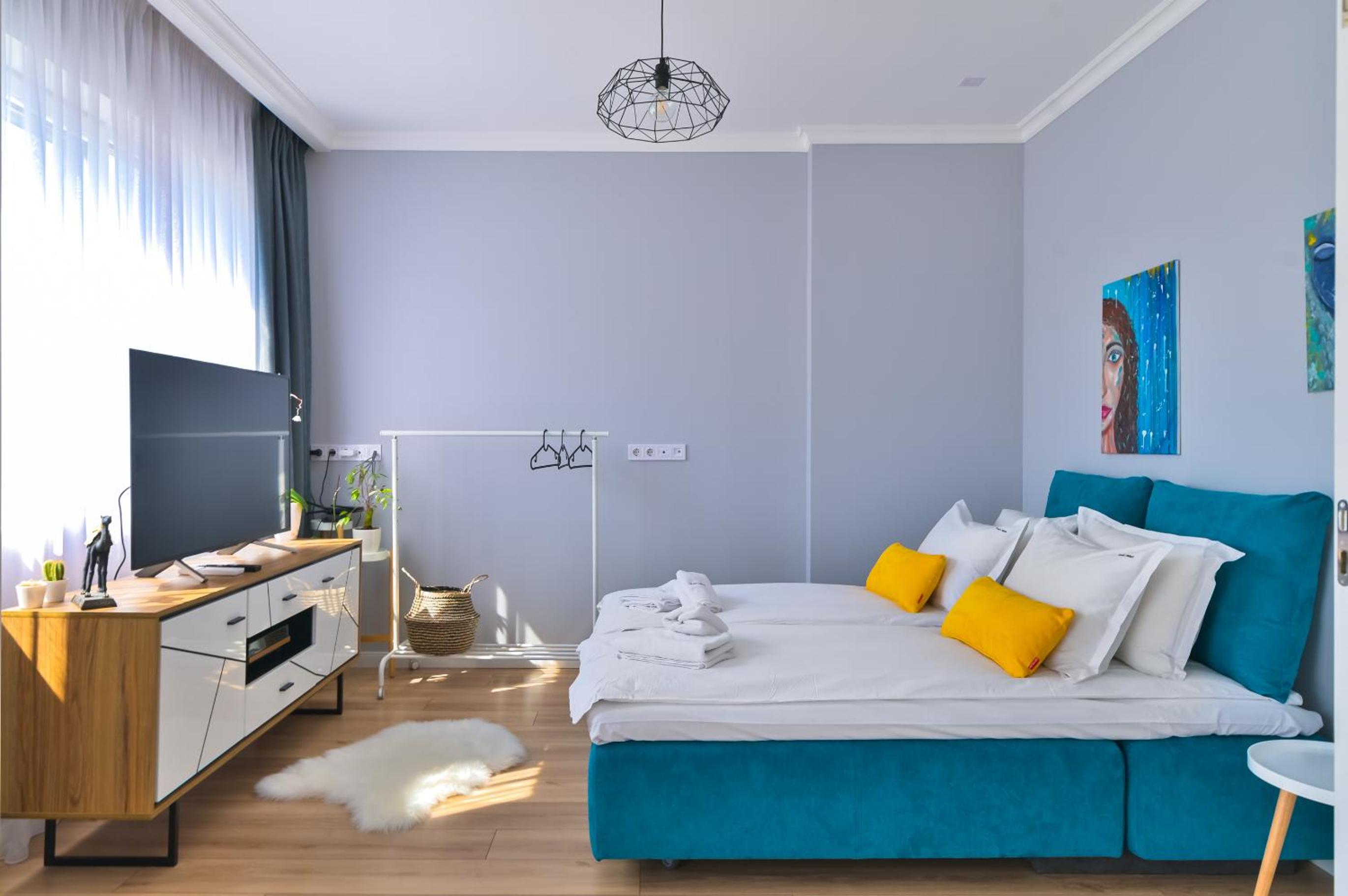 - The Blue Apartment - 1BD with Artistic Interior Design by Flat Mаnager view 4
