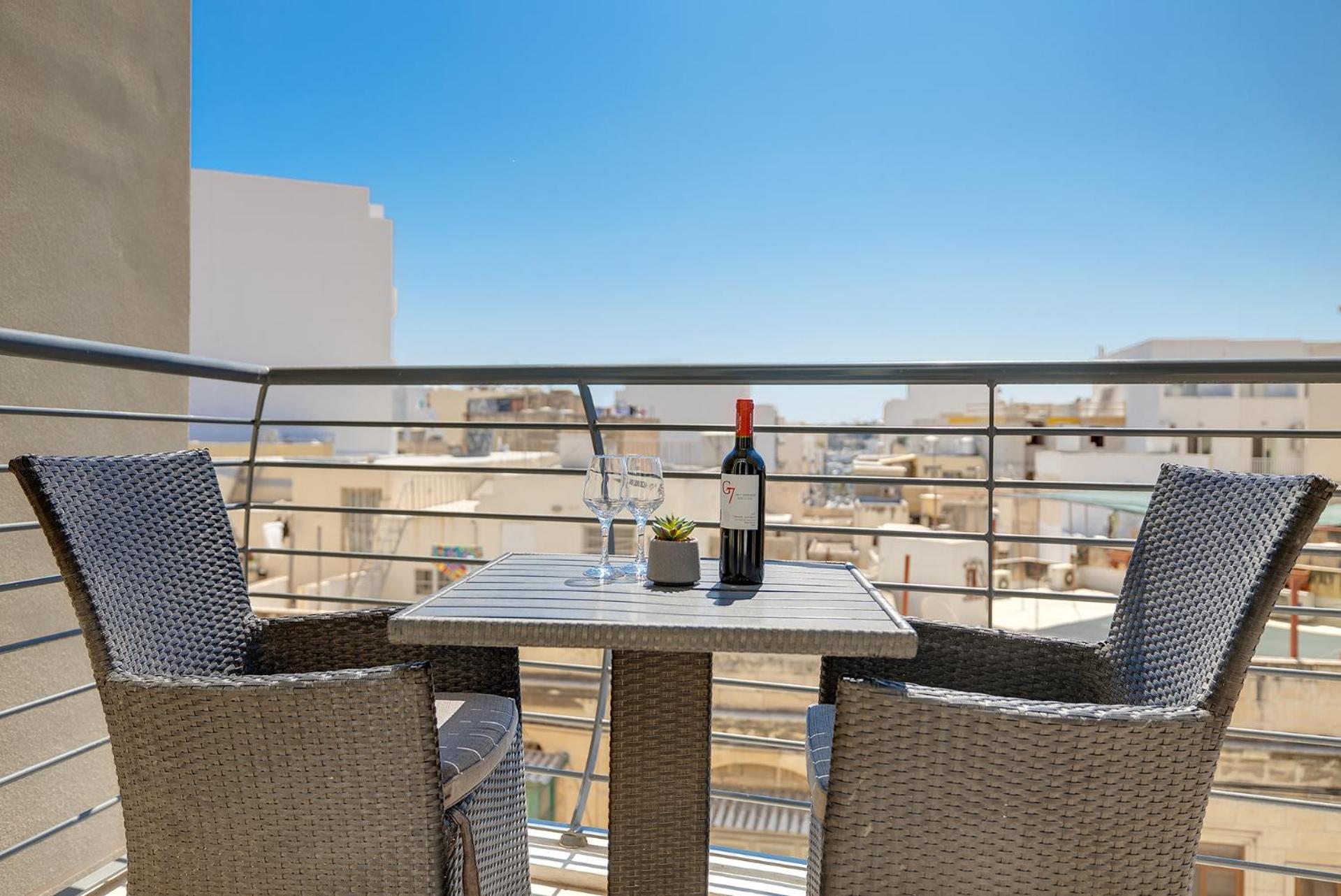 Luxury Apartment with Balcony, Central Area view 4