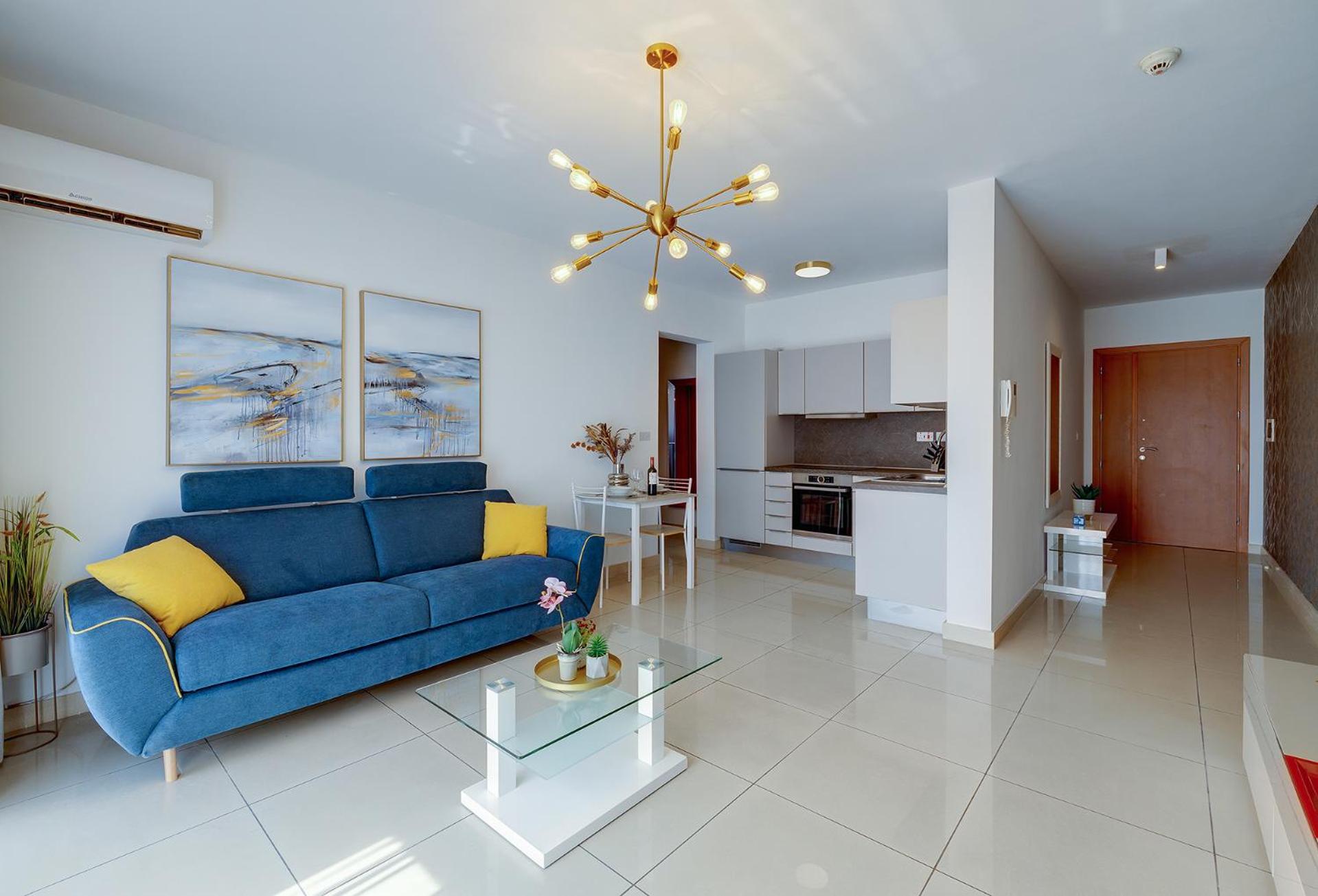 Luxury Apartment with Balcony, Central Area view 3