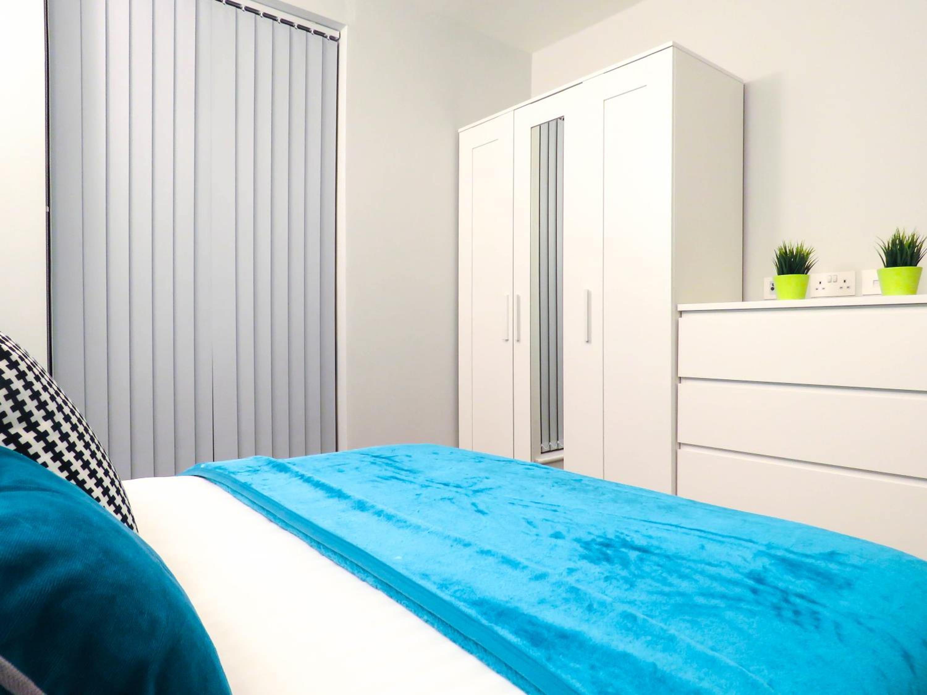 Tudors eSuites JQ One Bedroom Apartment view 5