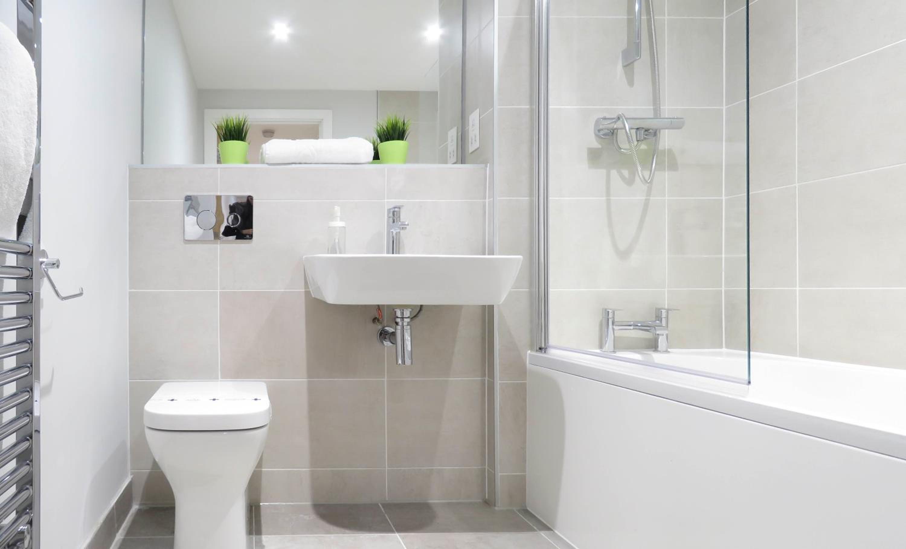 Tudors eSuites JQ One Bedroom Apartment view 4