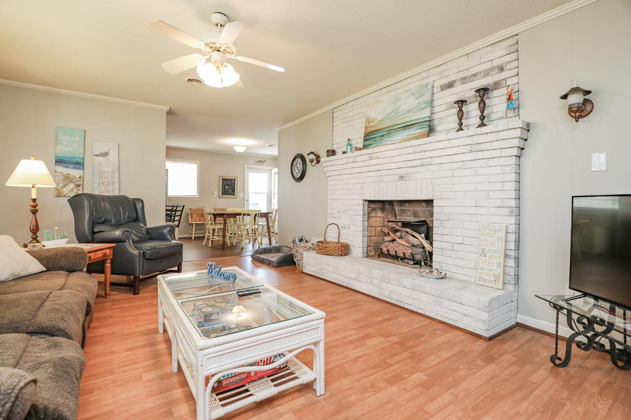 Spacious Home with Waterfront View-Welcome Pets view 2