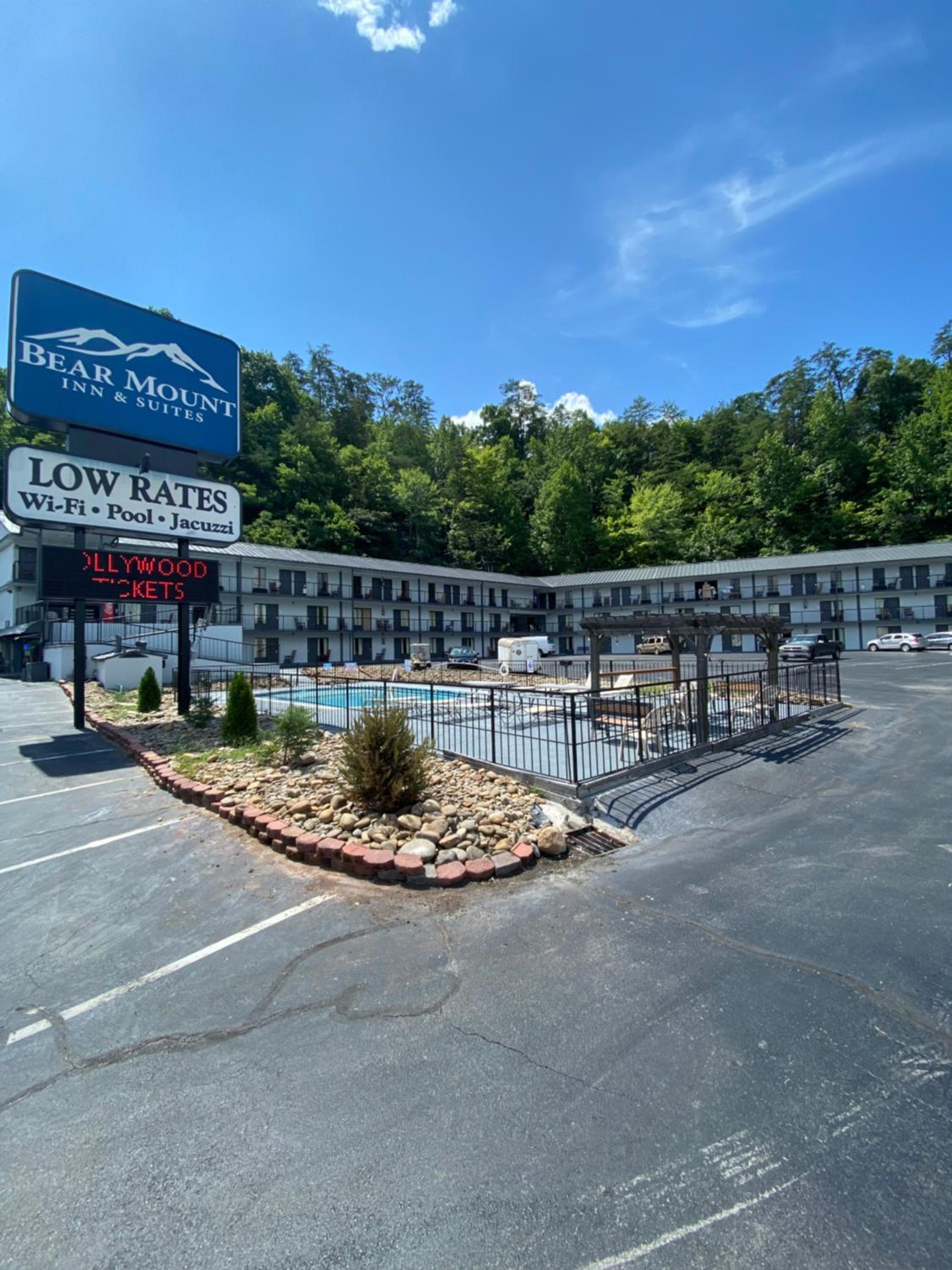Hotel Bear Mount Inn & Suites