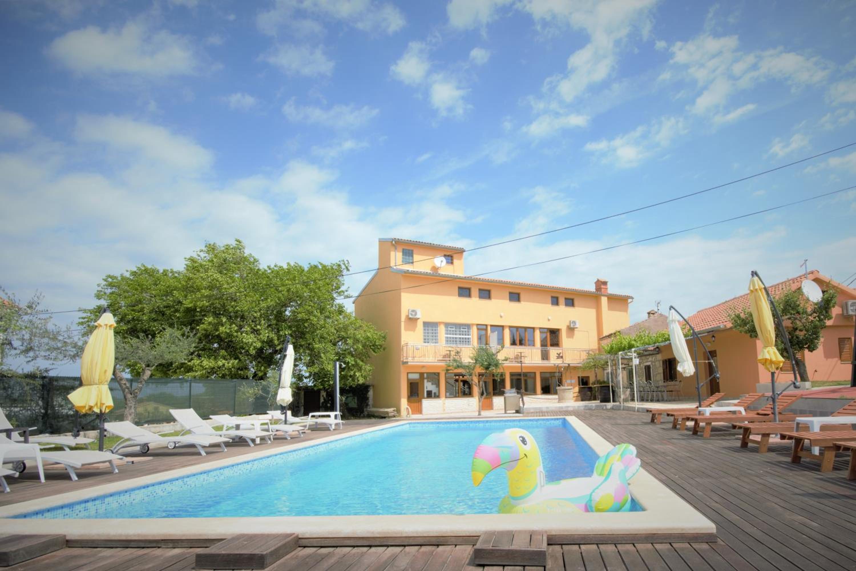 XXL Holiday Home with Pool view 3