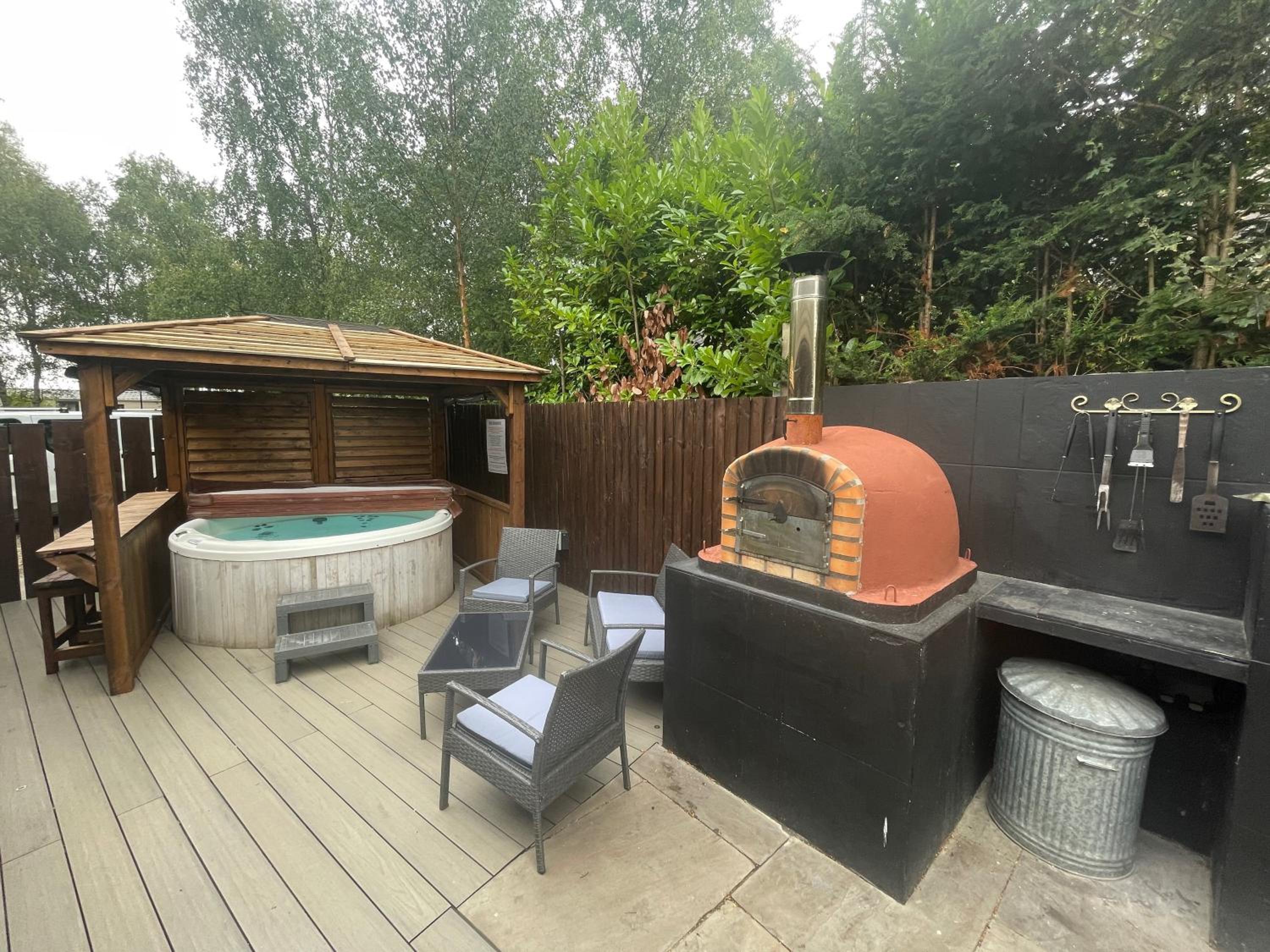 Woodpecker Log Cabin with hot tub, pizza oven bbq entertainment area, lakeside with private fishing peg situated at Tattershall Lakes view 3