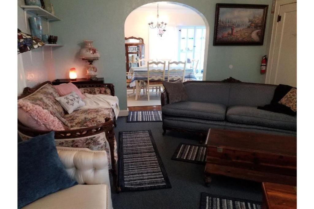 CaroleBelle Cottage-sleeps 8+hot tub/grills/firepit view 5