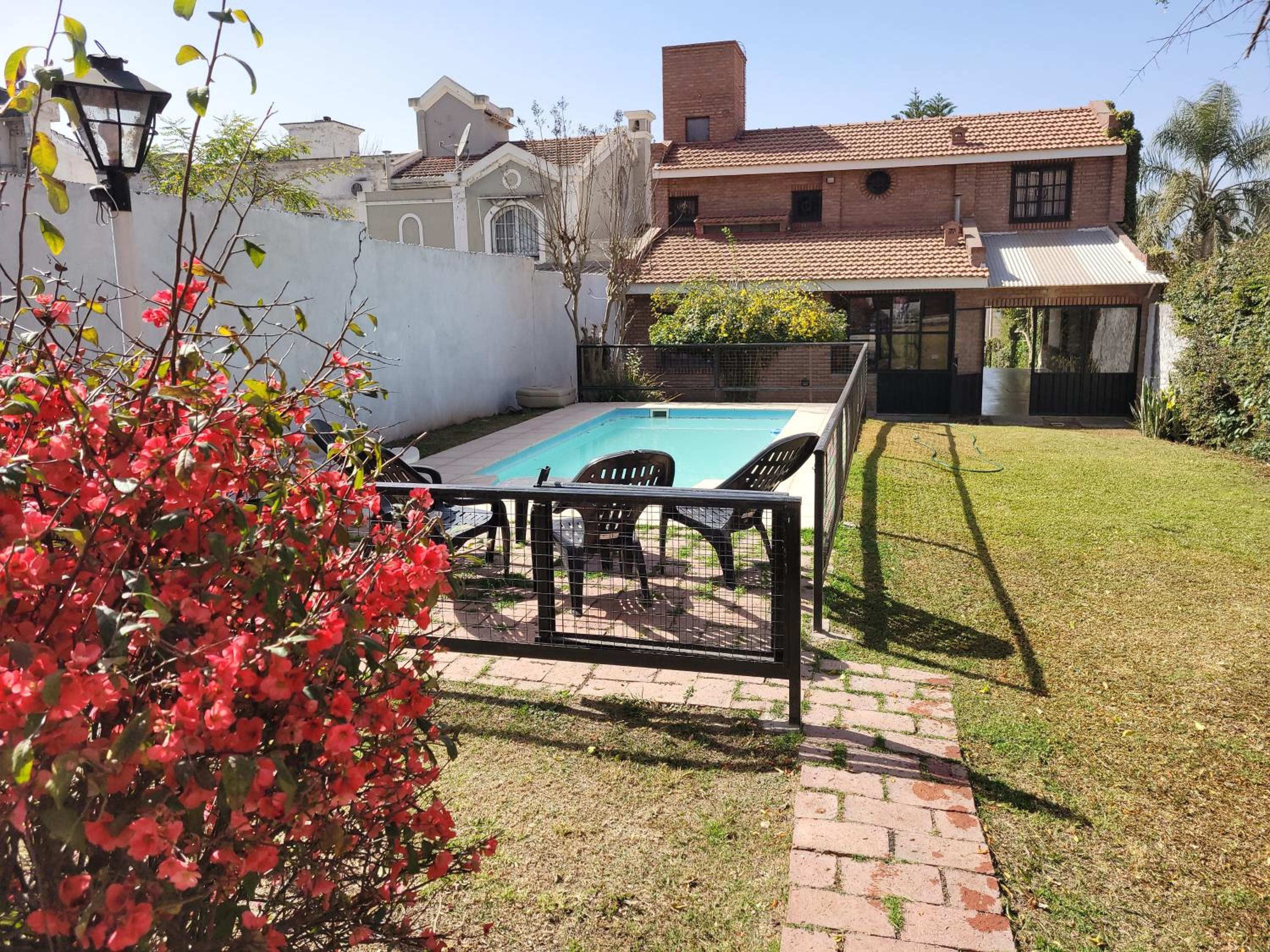 CASA GRAND BOURG CON MAGNÍFICA VISTA Y PILETA