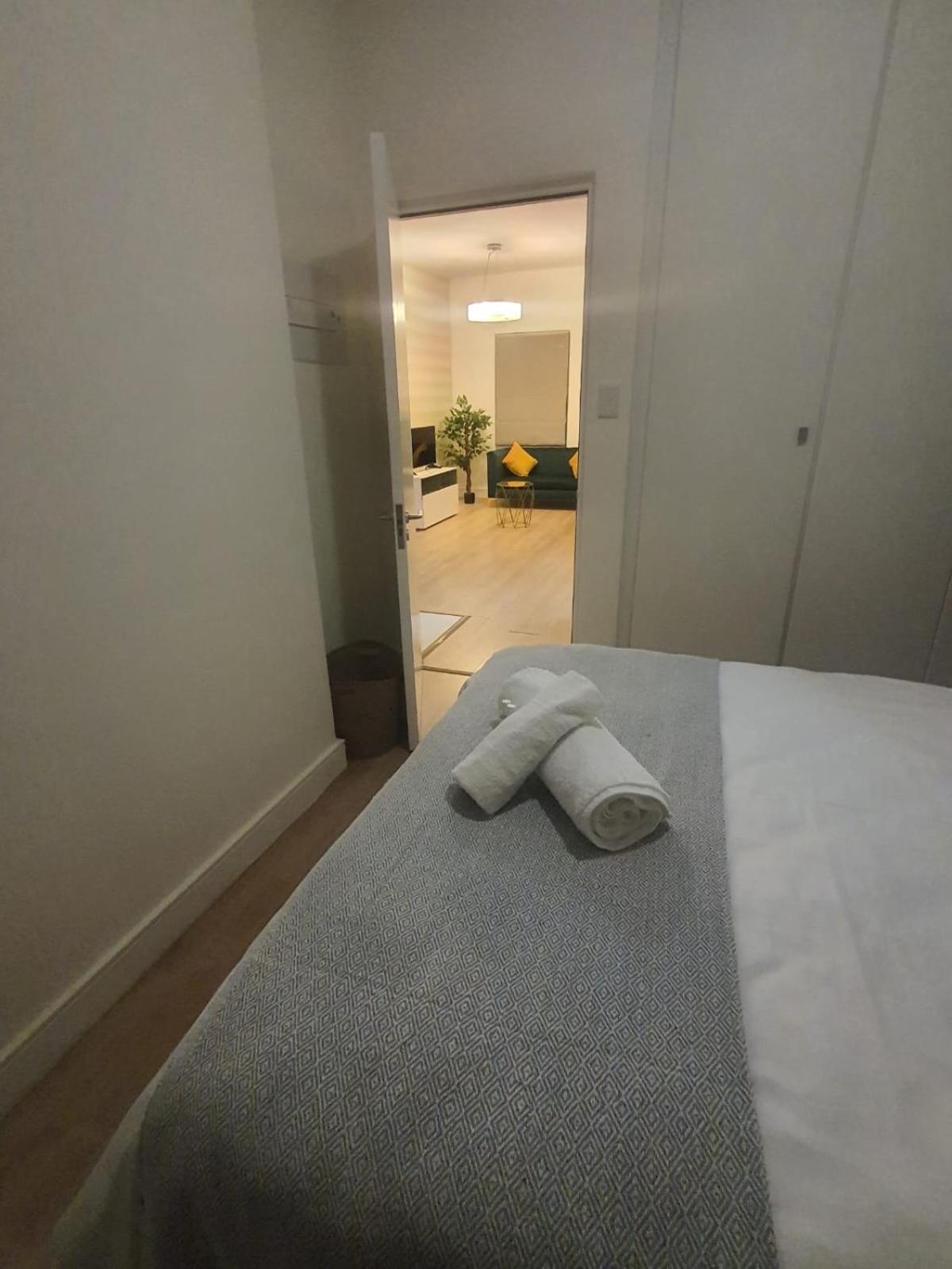 Stunning, Modern 1 bedroom Apartment Sandton