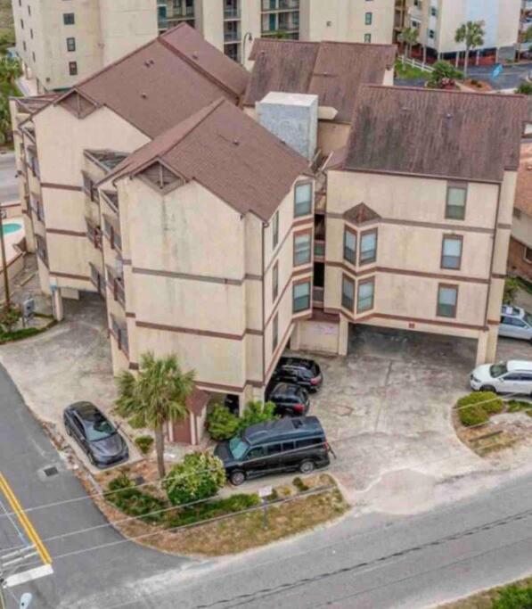 Lovely 2-bedroom condo with pool view 3