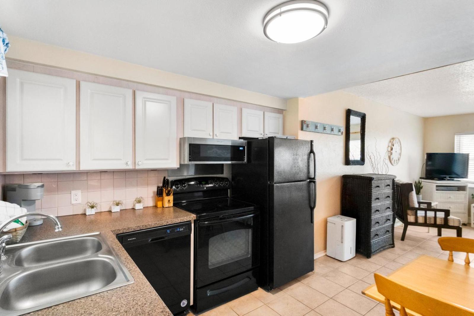Studio Unit Facing Beach 2nd Fl - Surf Song #227
