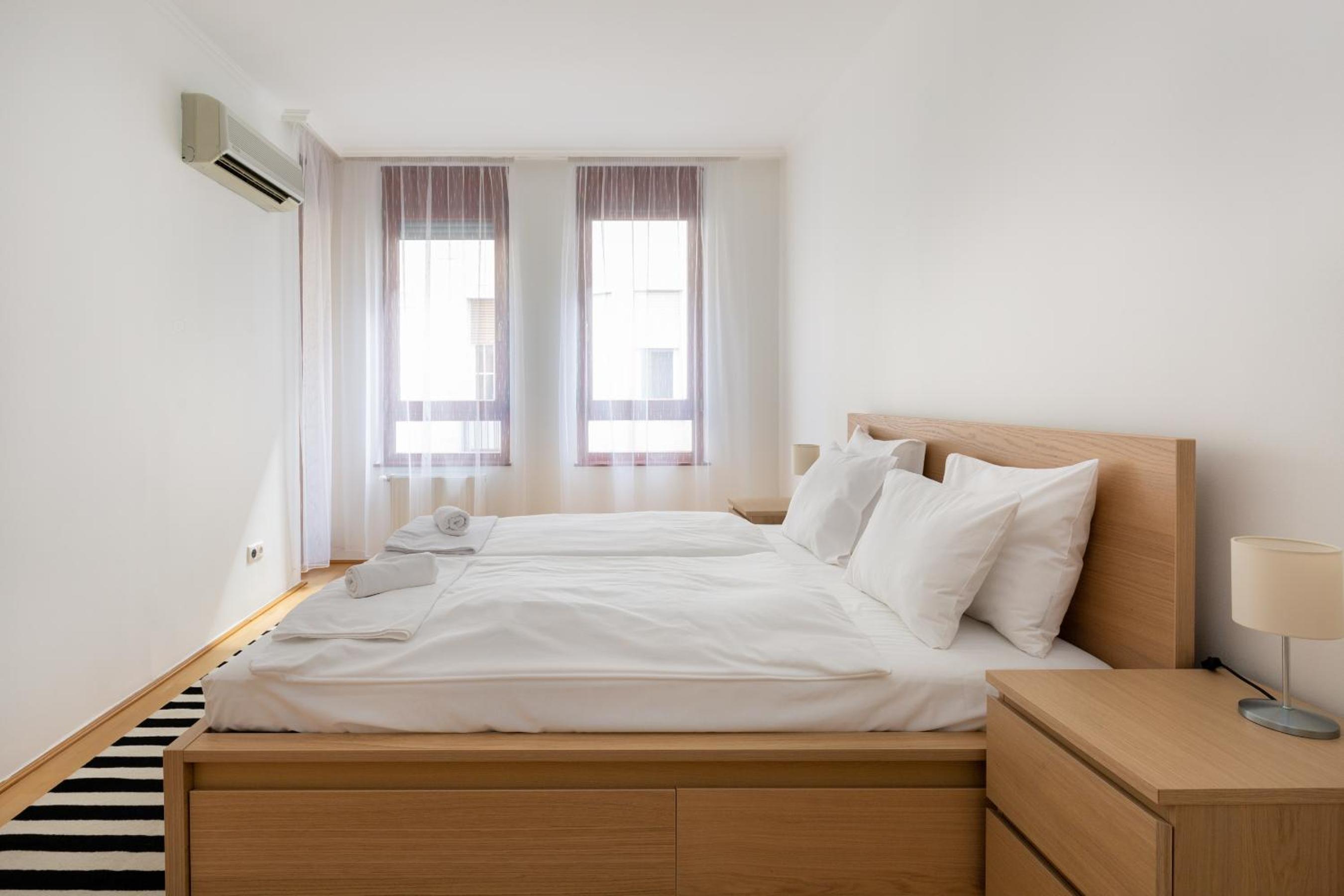 Super central, 2-bedroom apartment with terrace view 2