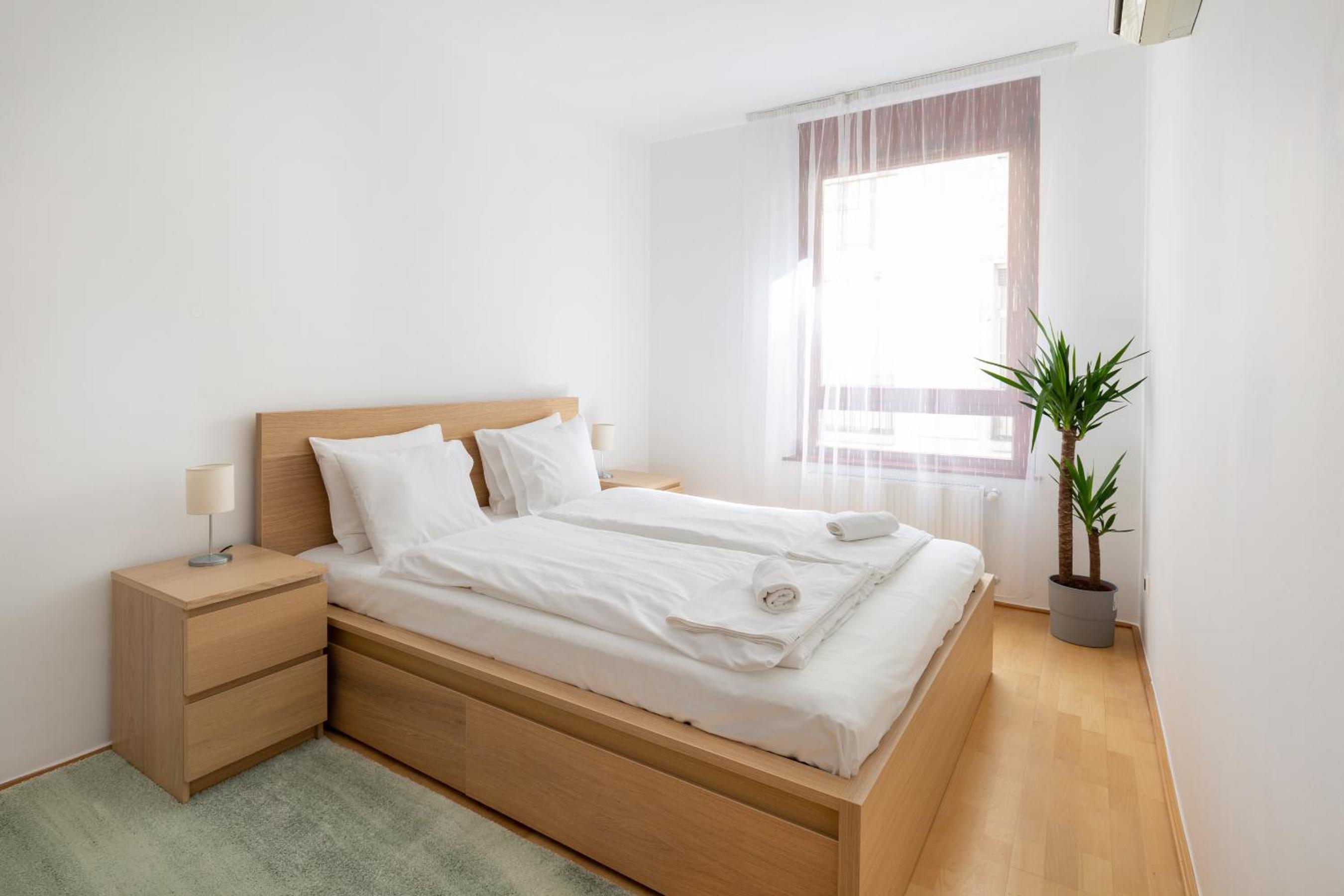 Super central, 2-bedroom apartment with terrace view 3