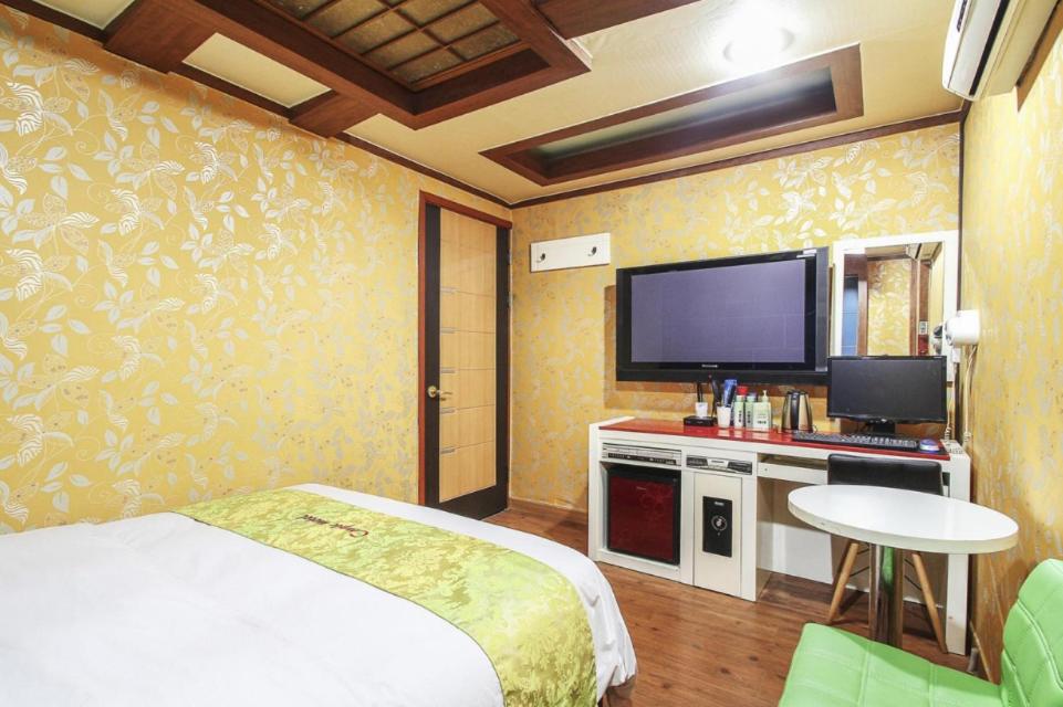 Couple Motel