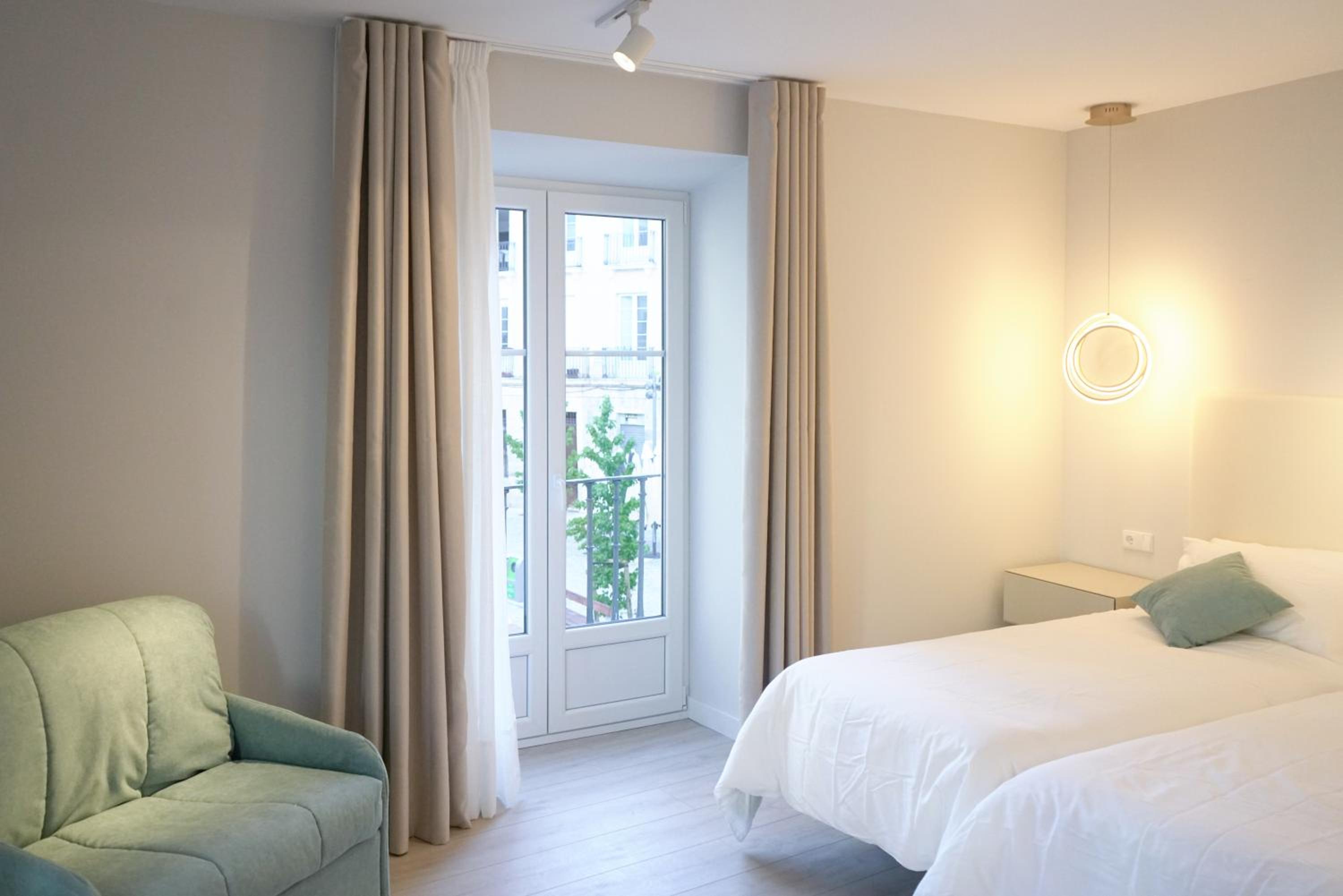 APARTAMENTOS LA FLORA BURGOS todos con aire acondicionado y ascensor