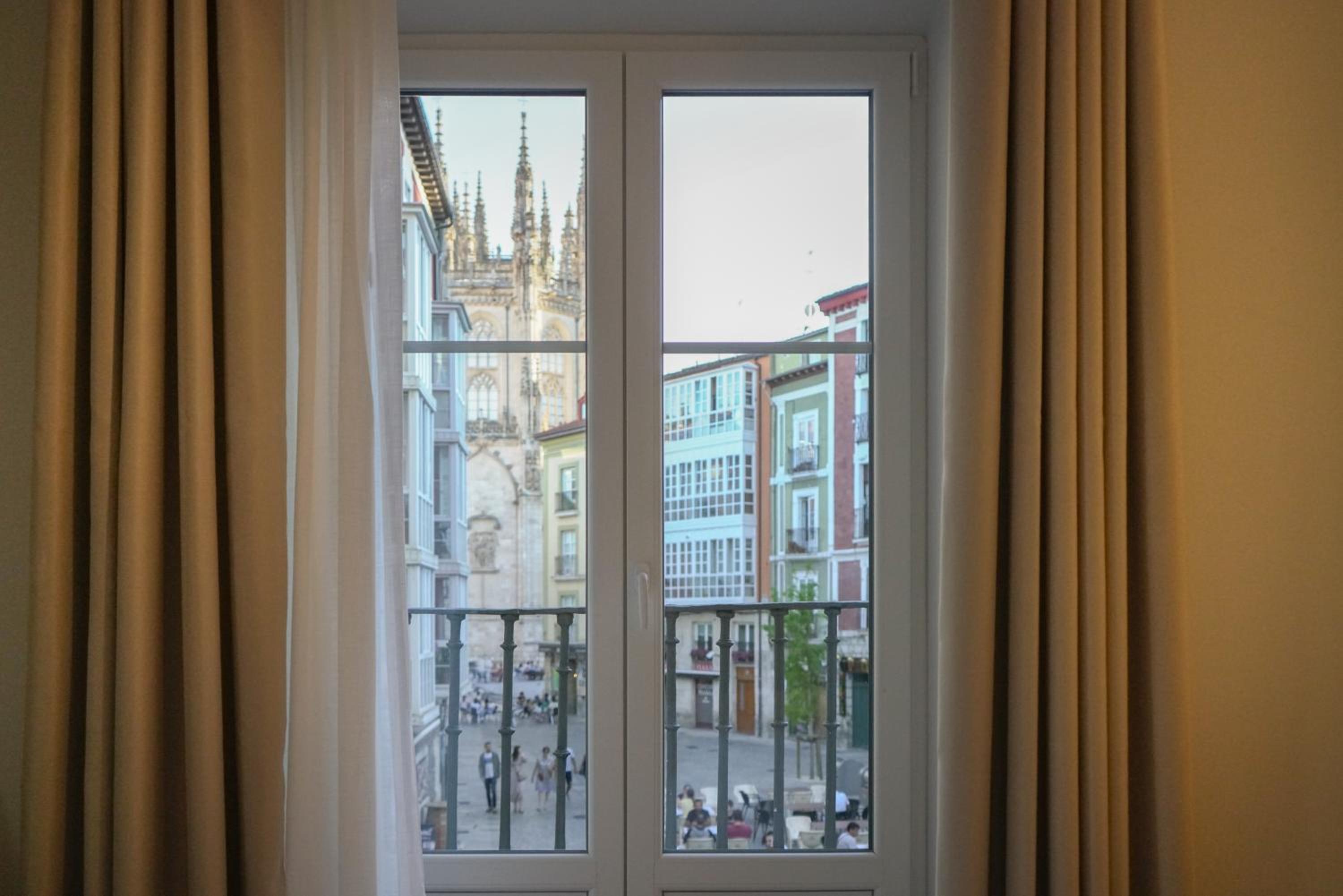 APARTAMENTOS LA FLORA BURGOS todos con aire acondicionado y ascensor