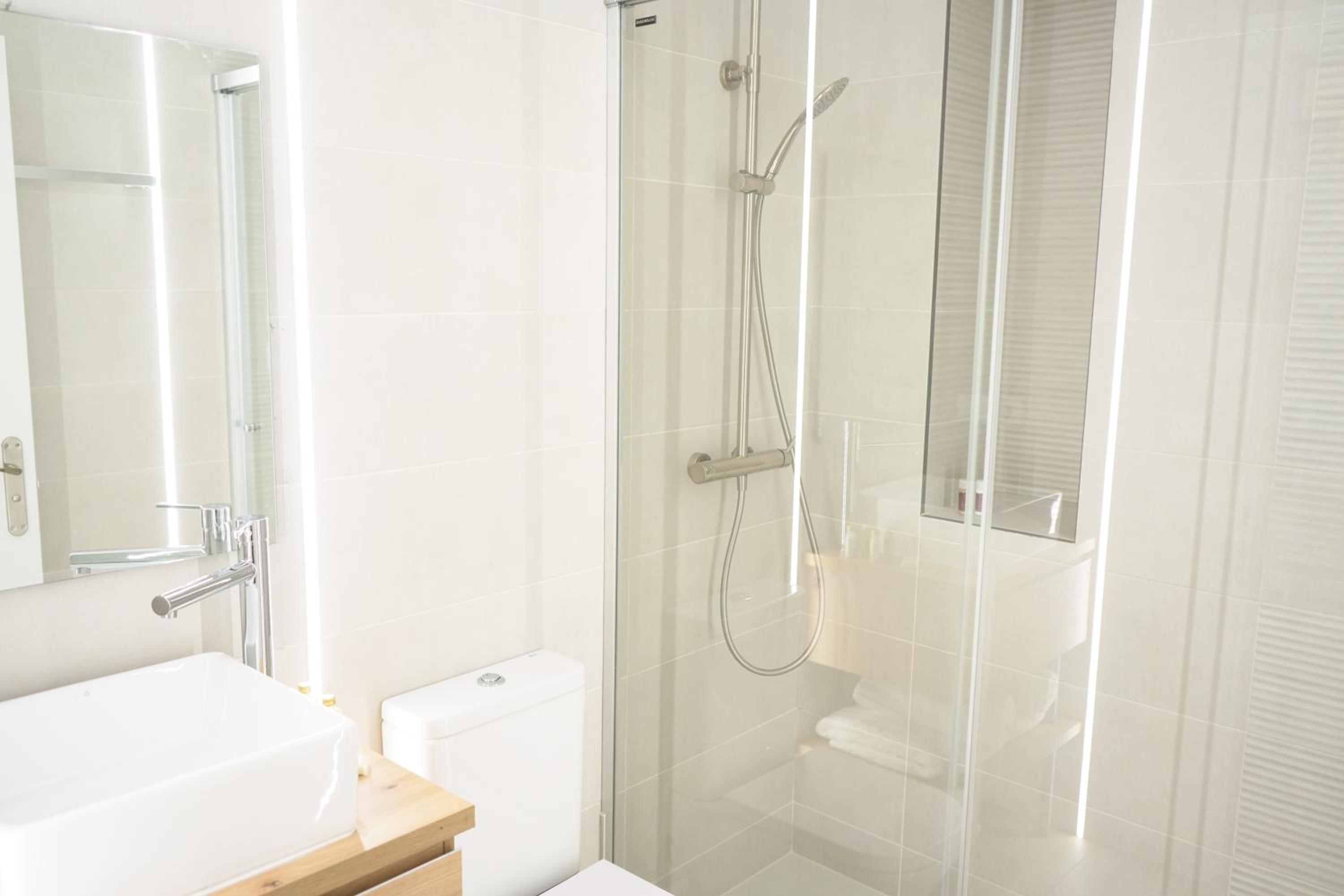 APARTAMENTOS LA FLORA BURGOS todos con aire acondicionado y ascensor