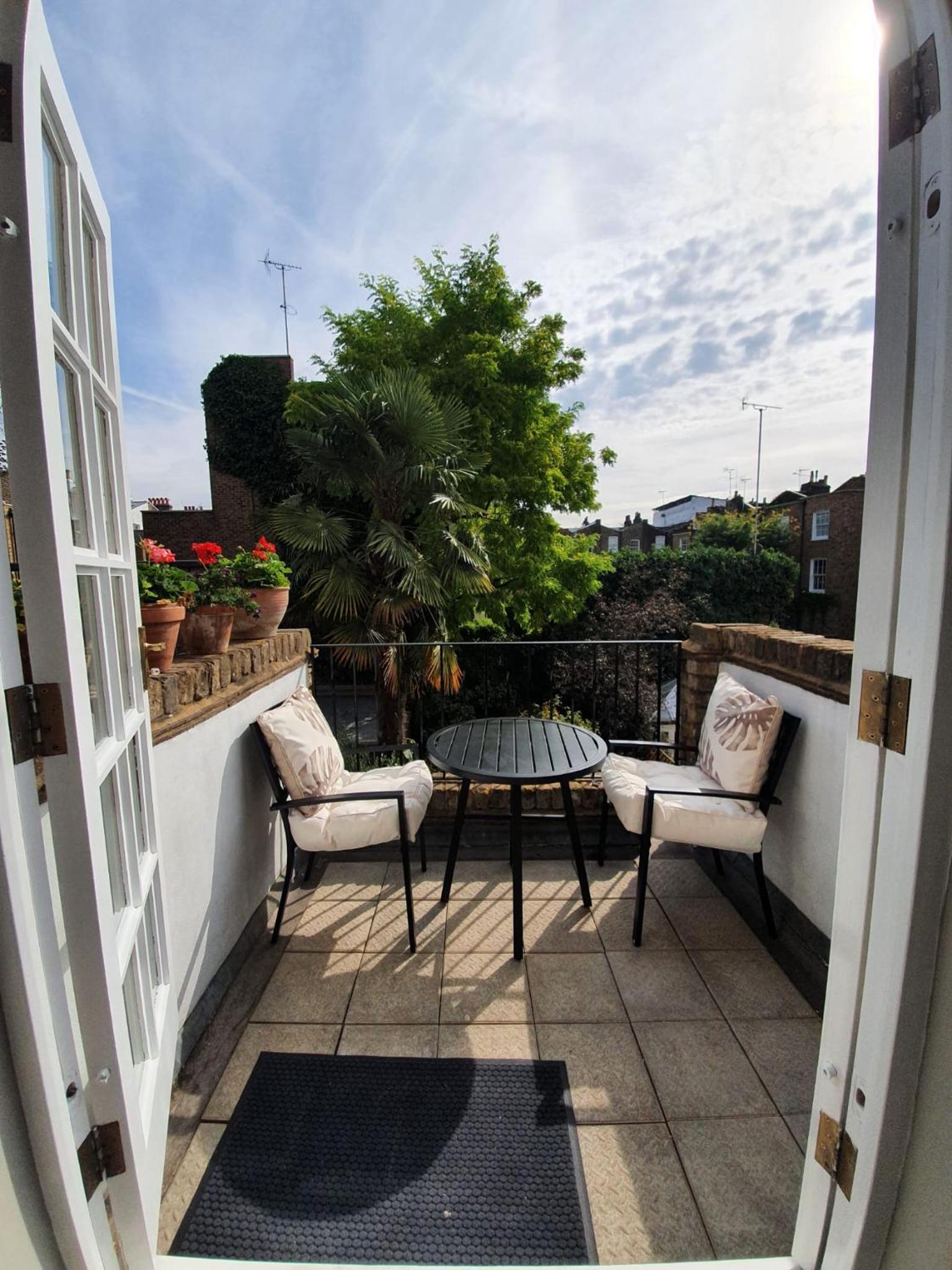 Lovely large 1 bed renovated flat w balcony & 600MB WiFi