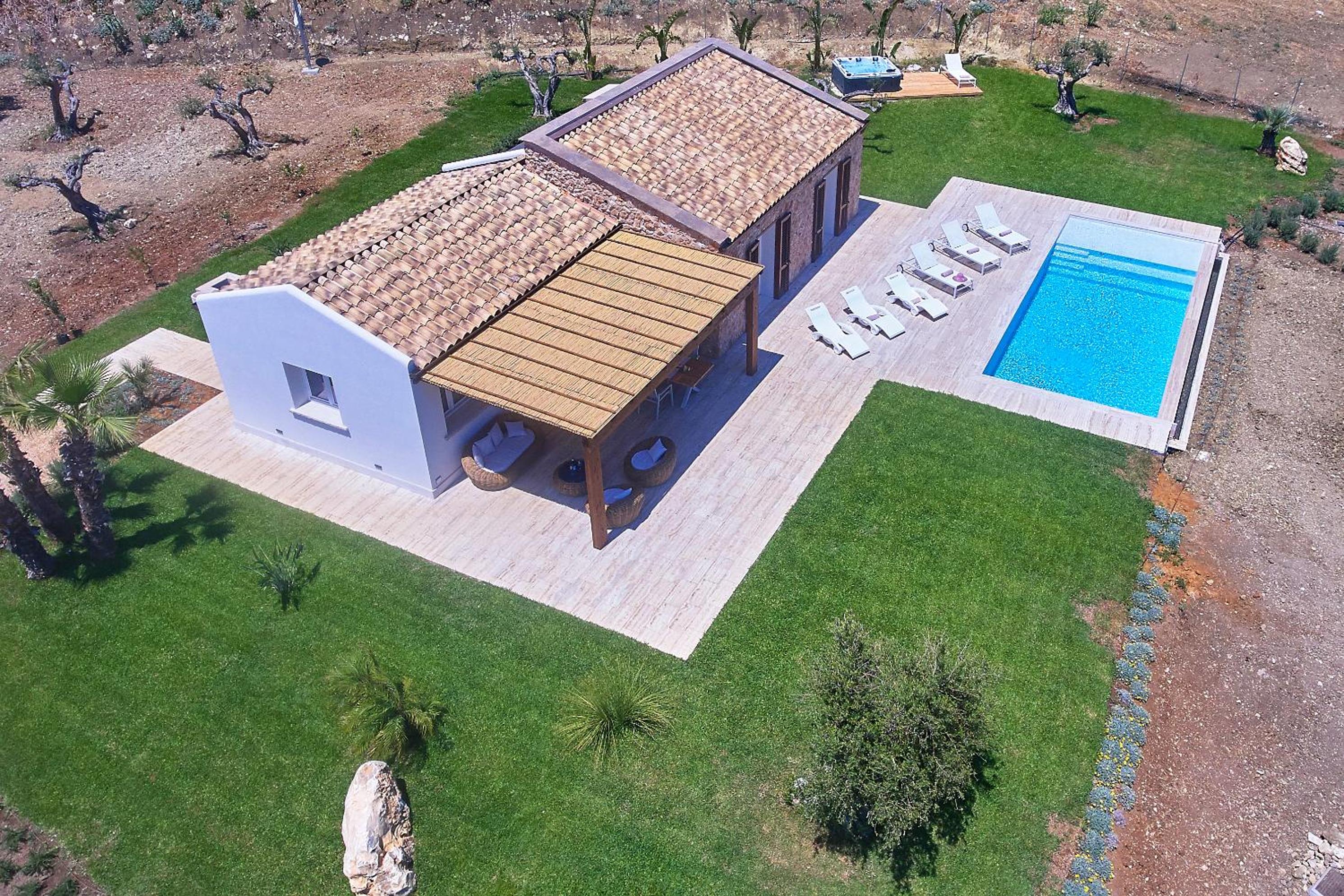 VILLA DEL BORGO con piscina e jacuzzi view 4