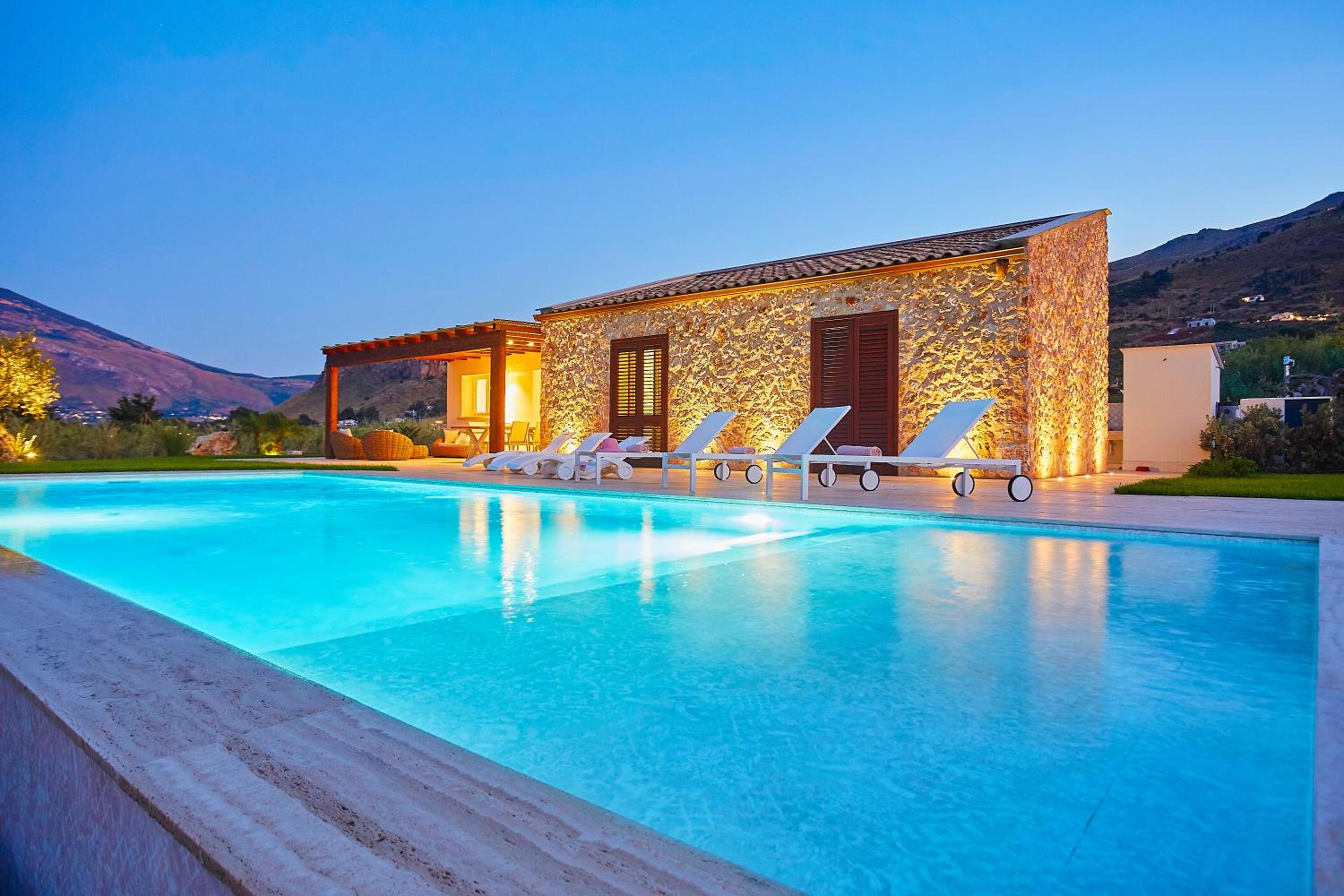 VILLA DEL BORGO con piscina e jacuzzi view 3