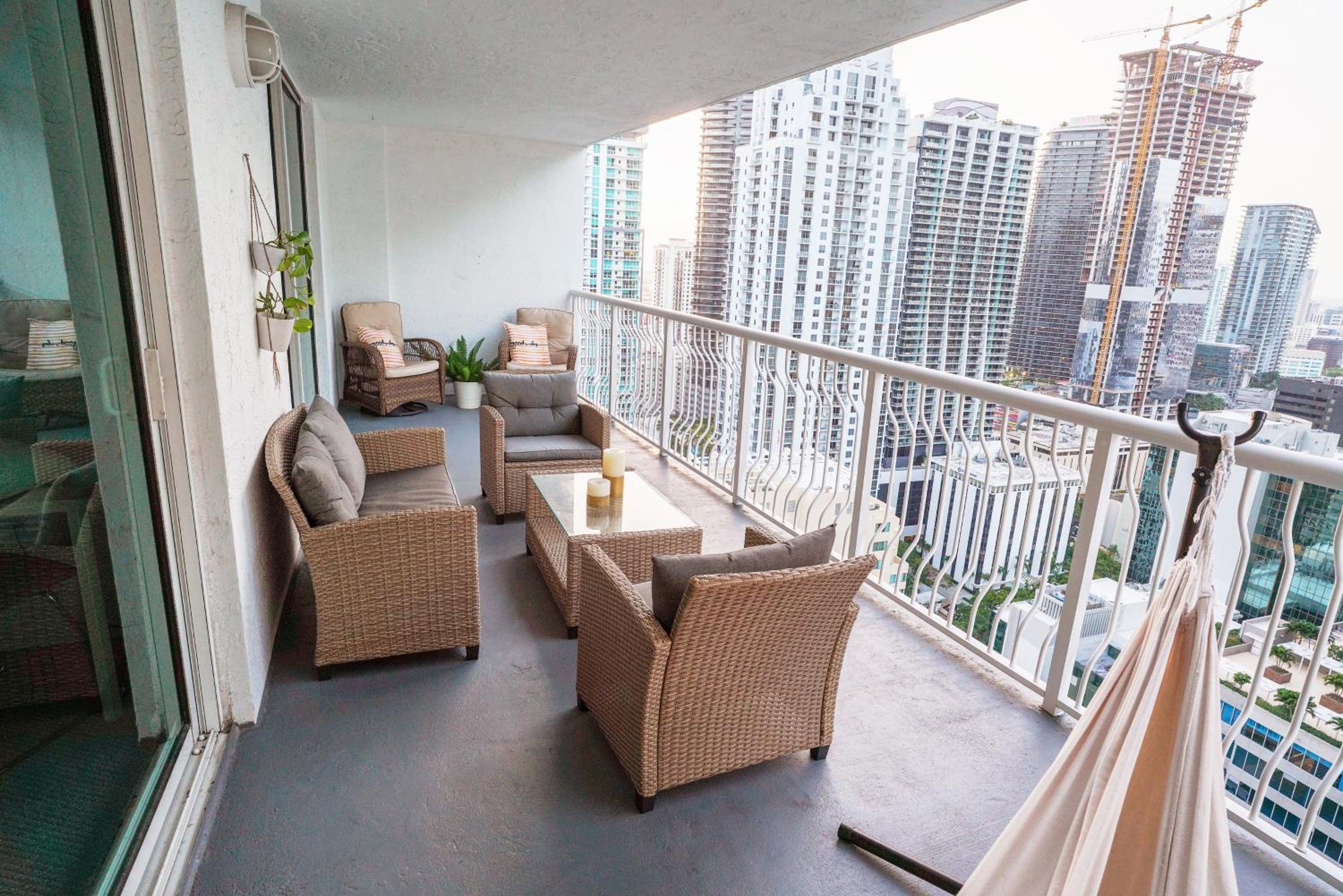 4 bed full condo in Miami with skyline & sea view