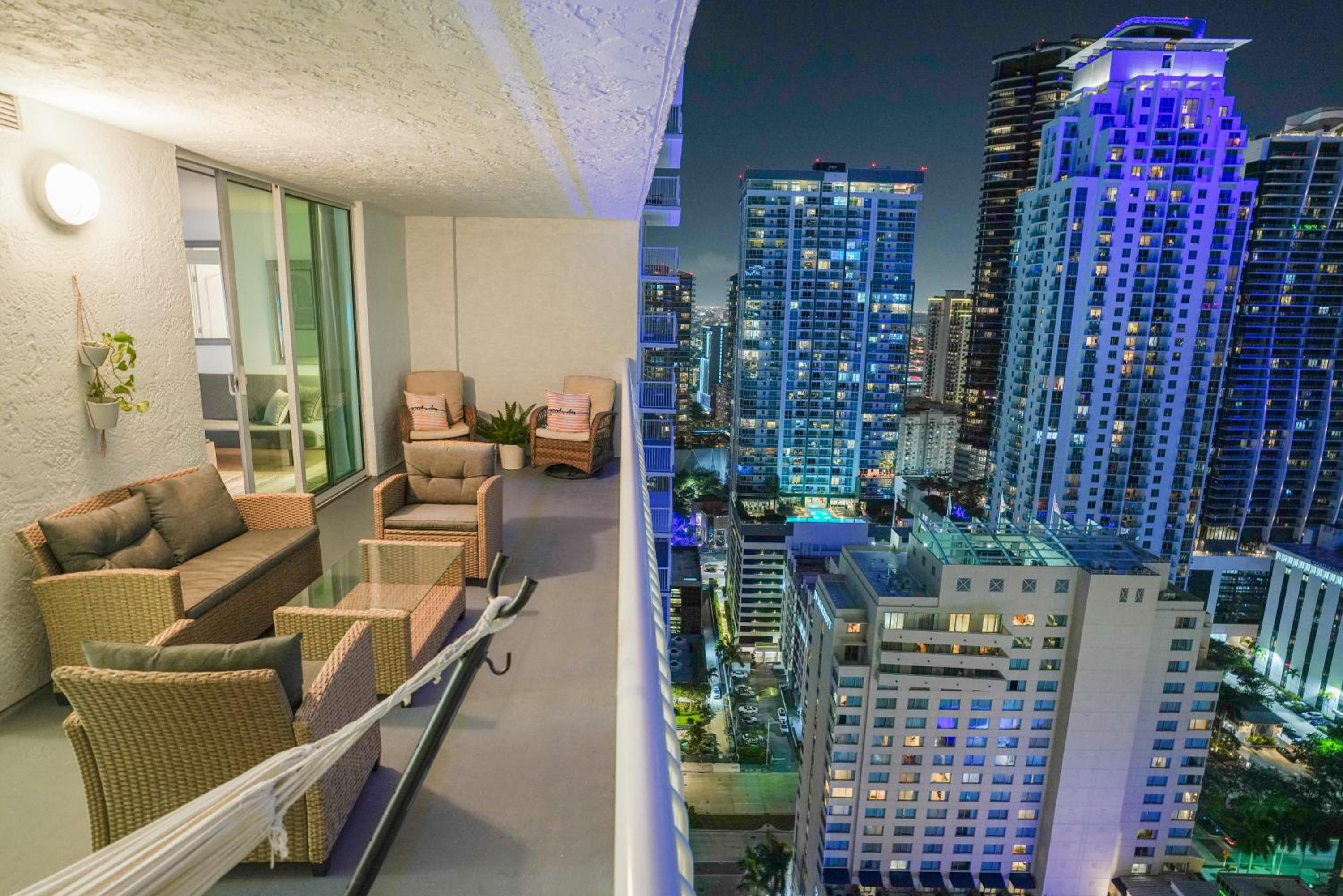 4 bed full condo in Miami with skyline & sea view