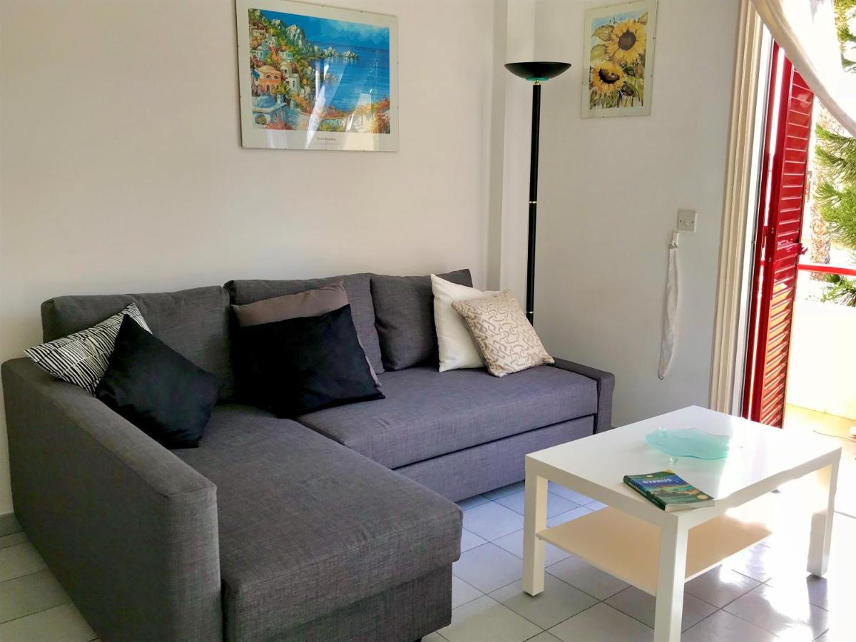 Apartment with large pool view 4