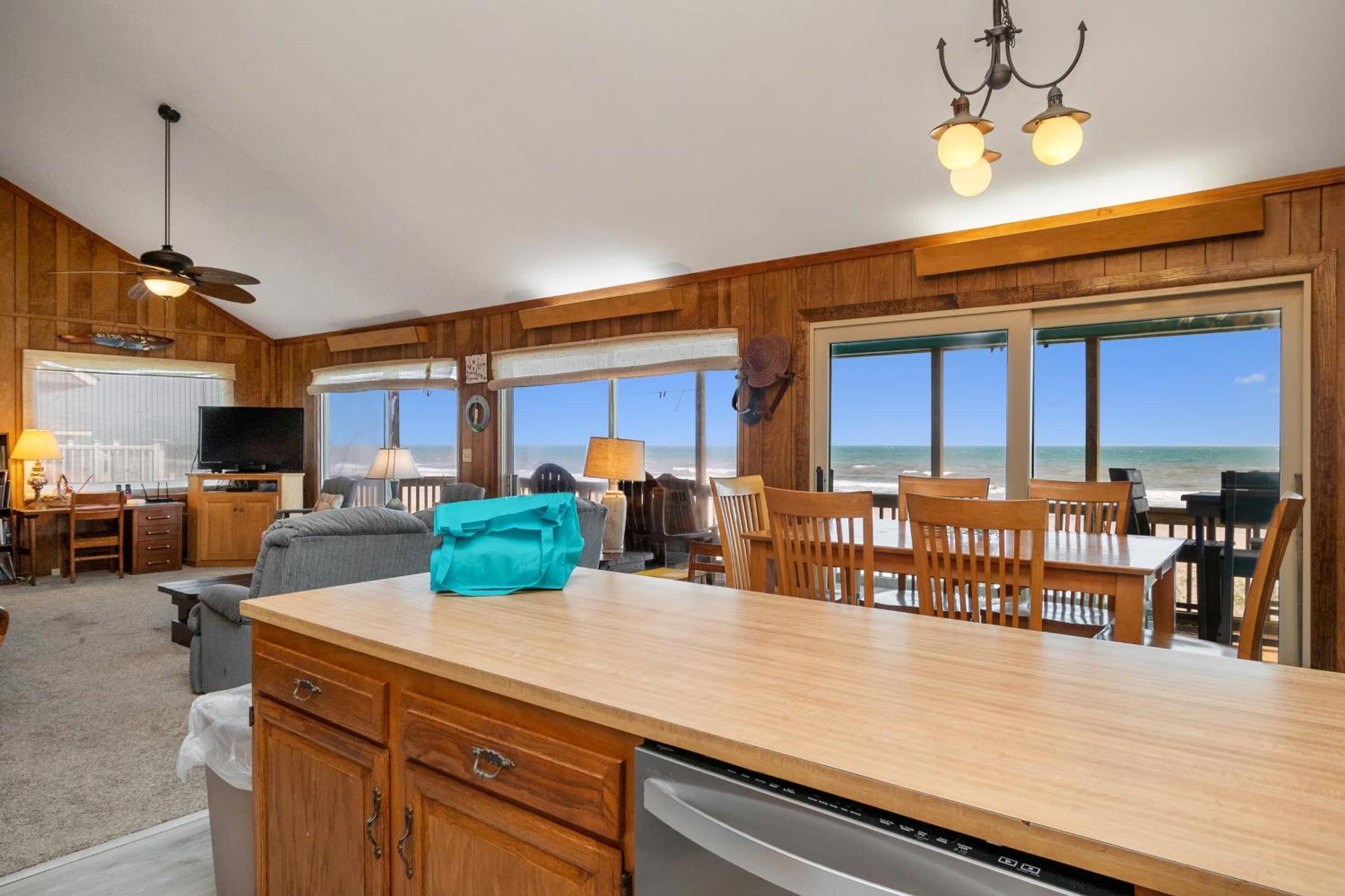 A Pirates Paradise by Oak Island Accommodations view 4