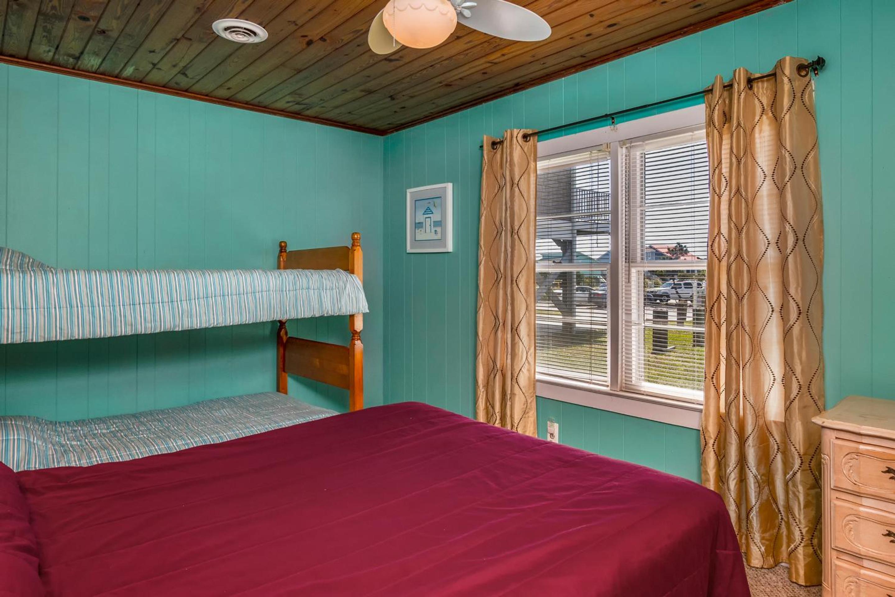 Papas Place by Oak Island Accommodations view 2