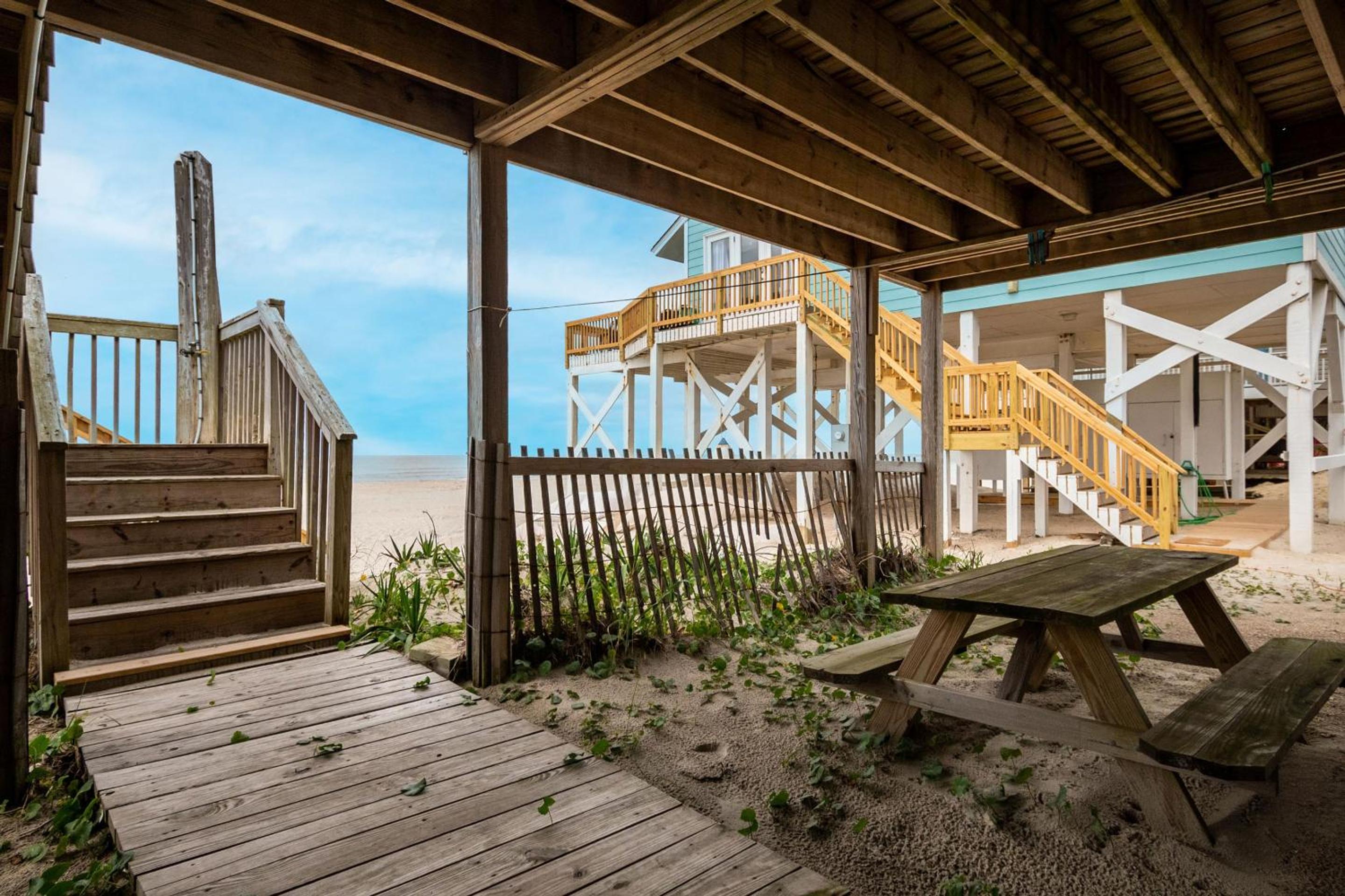 Victorias Seacret by Oak Island Accommodations view 3
