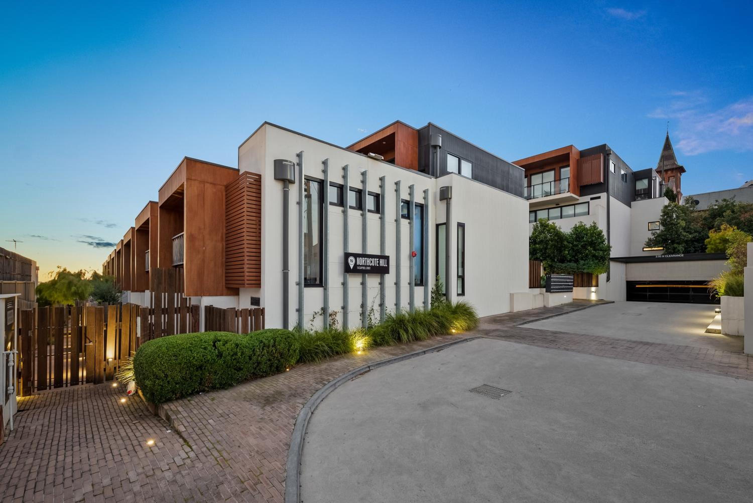 StayCentral - Northcote Townhouse with Study view 3