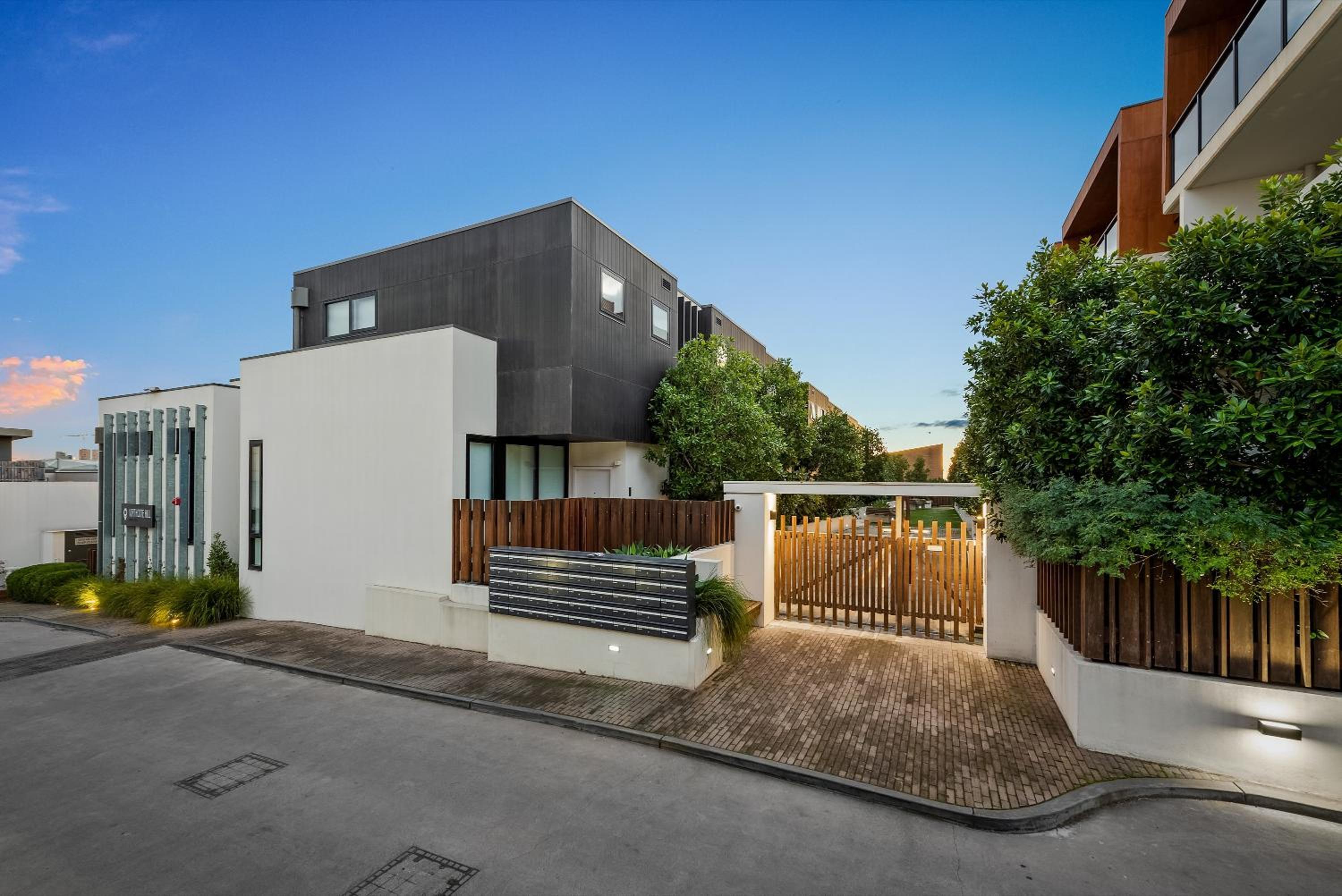 StayCentral - Northcote Townhouse with Study view 2