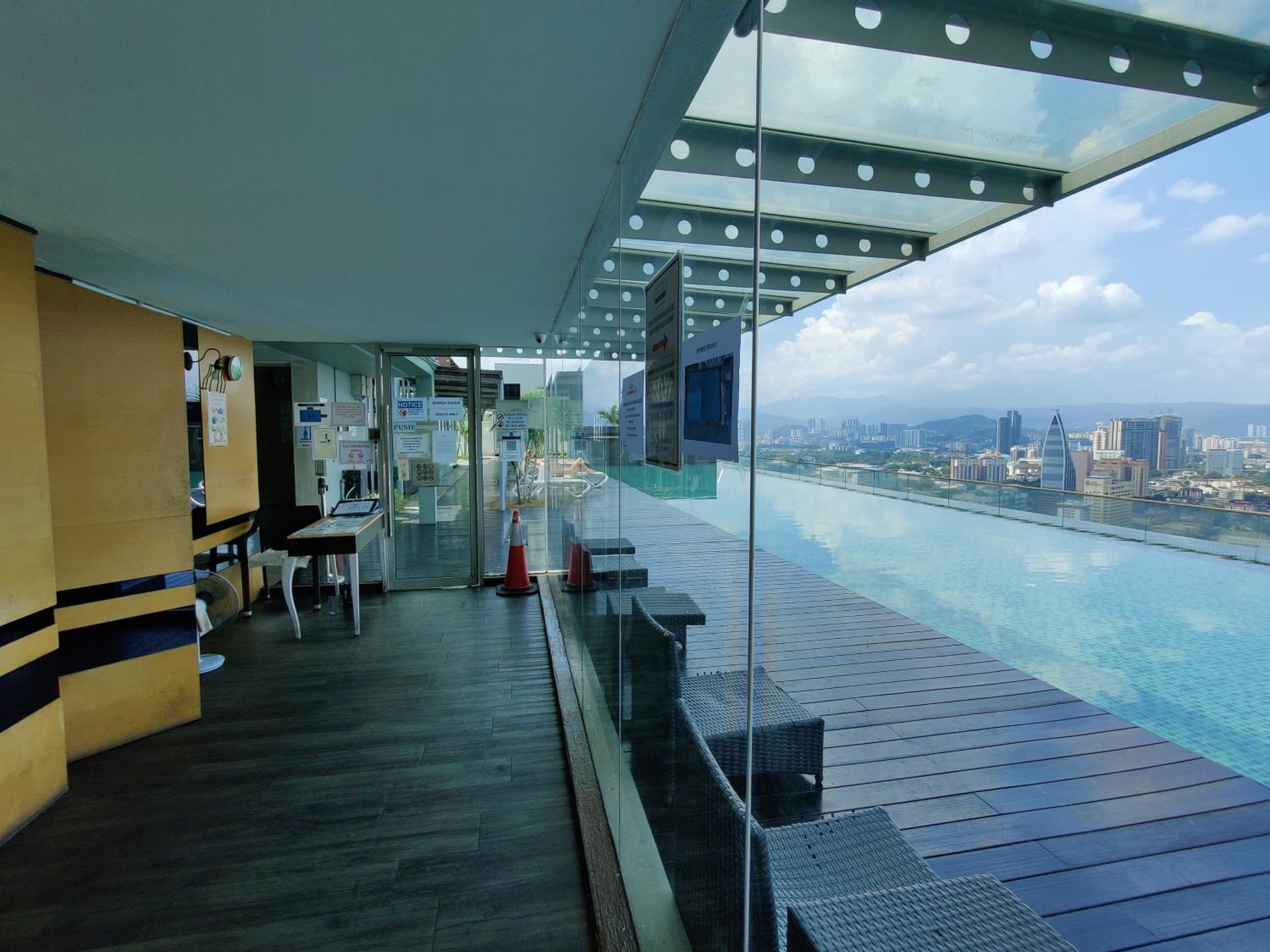 StarsBed KLCC Skyview Roof Pool Hostel