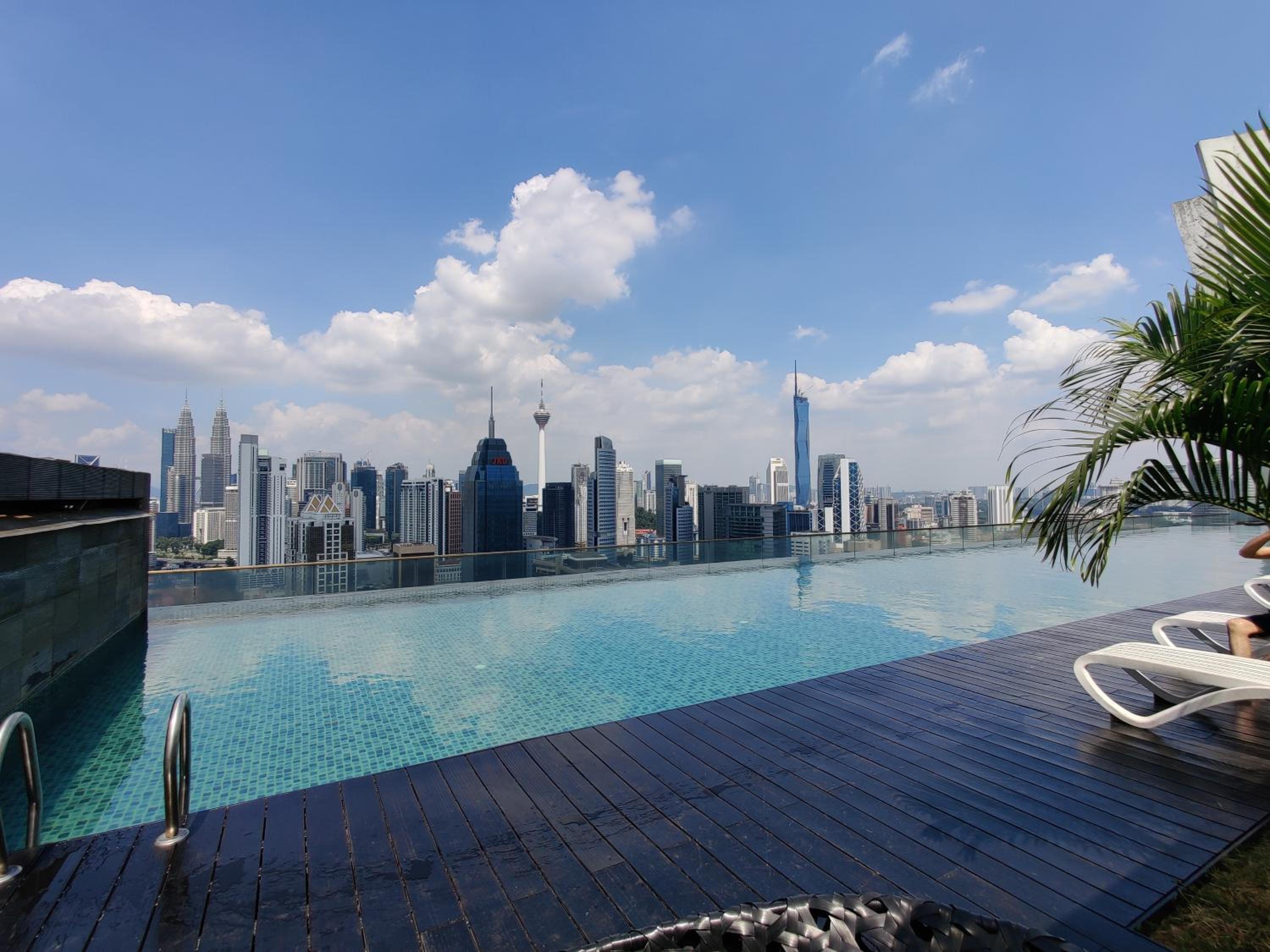 StarsBed KLCC Skyview Roof Pool Hostel