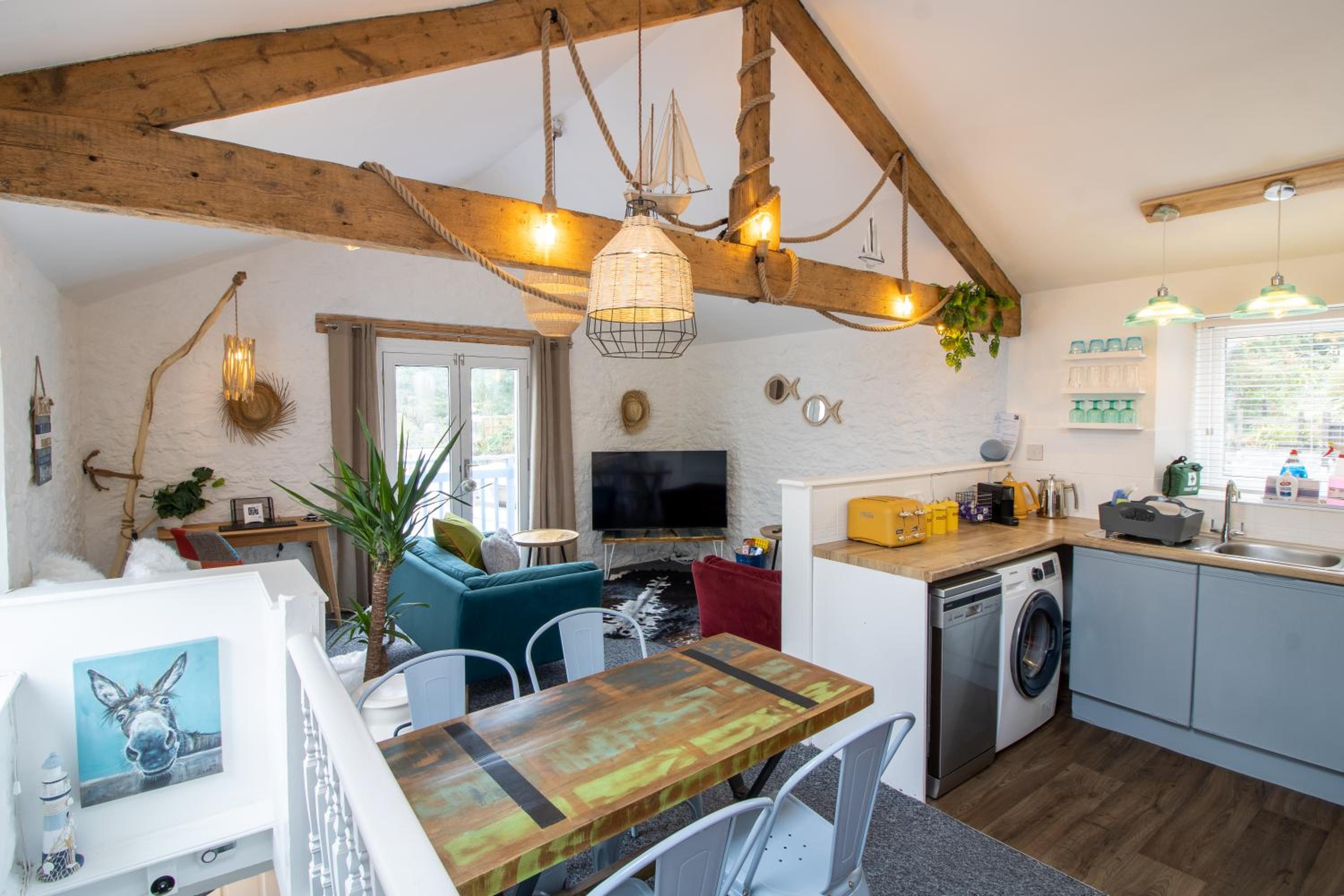 Cozy, Chic, Dairy Cottage near to Beach & Shops- Parking view 4