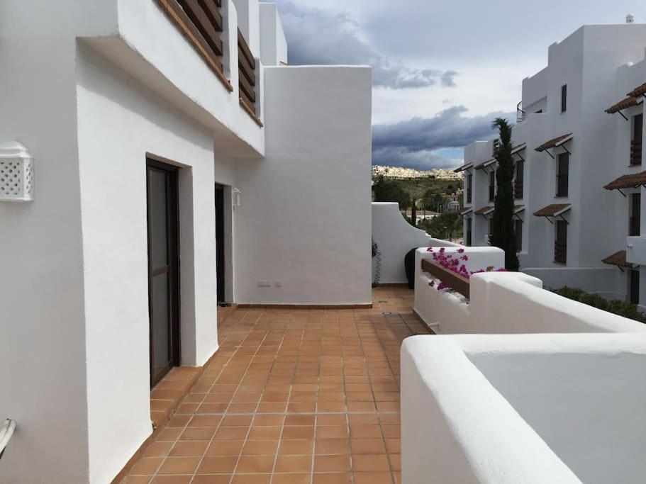 Luxury apartment in Golf Hills, Estepona. view 5