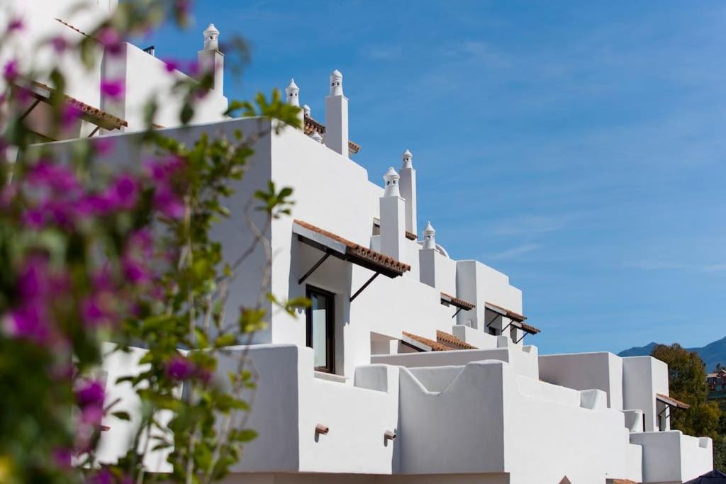 Luxury apartment in Golf Hills, Estepona. view 4