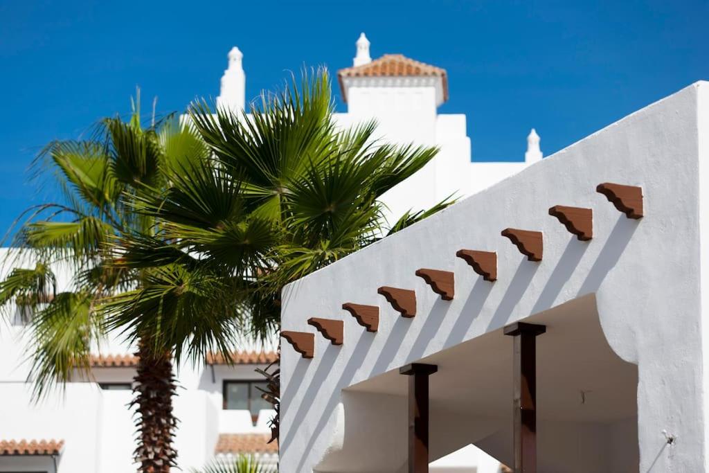 Luxury apartment in Golf Hills, Estepona. view 3