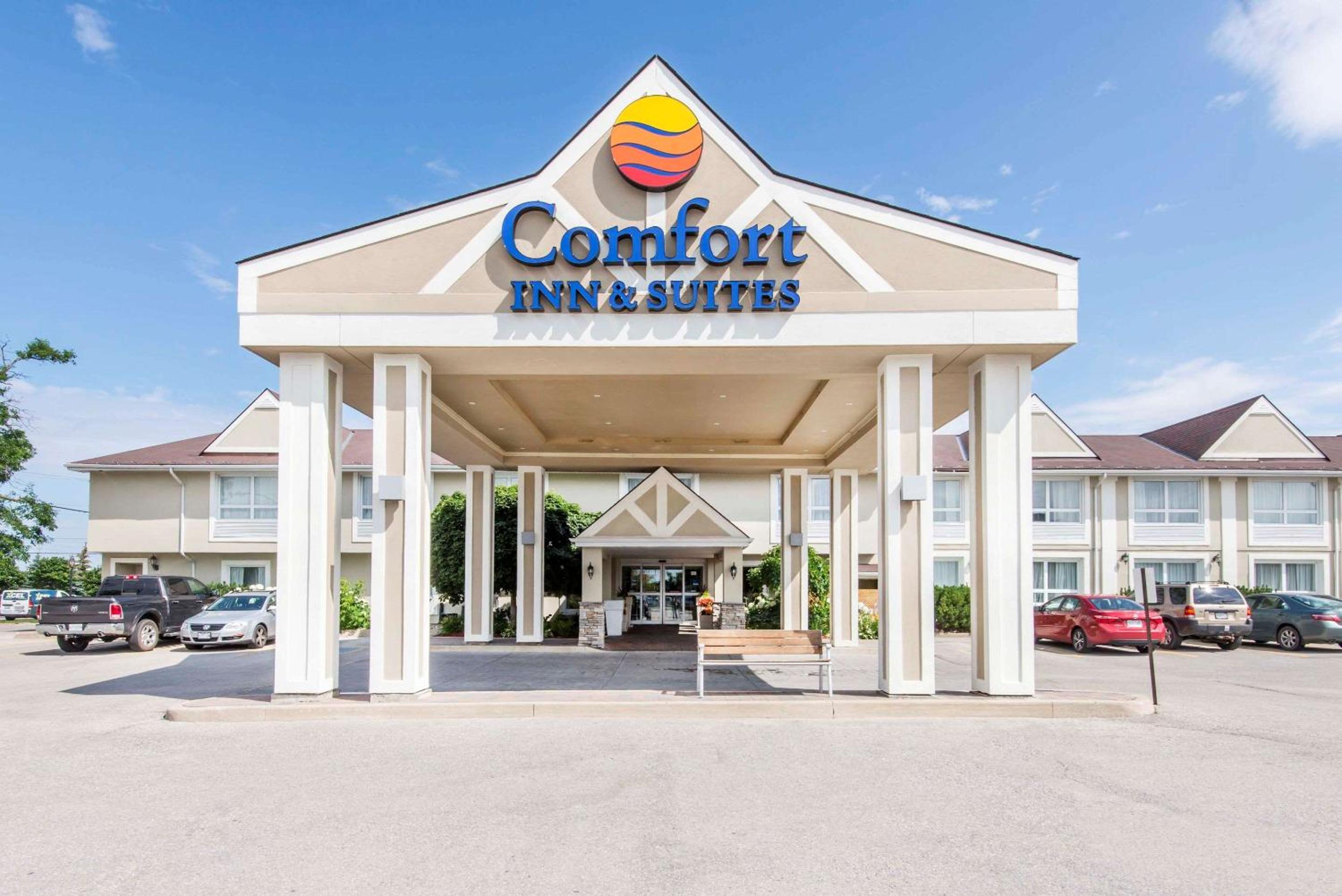 Hotel Comfort Inn & Suites - Image 1