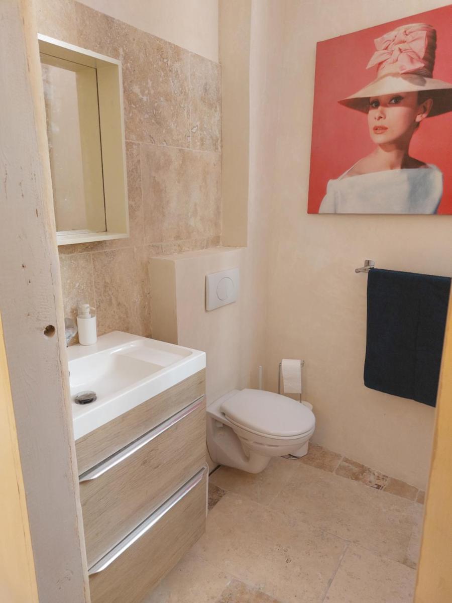 Maison intra muros, terrasses avec vue jaccuzzi et garage view 2