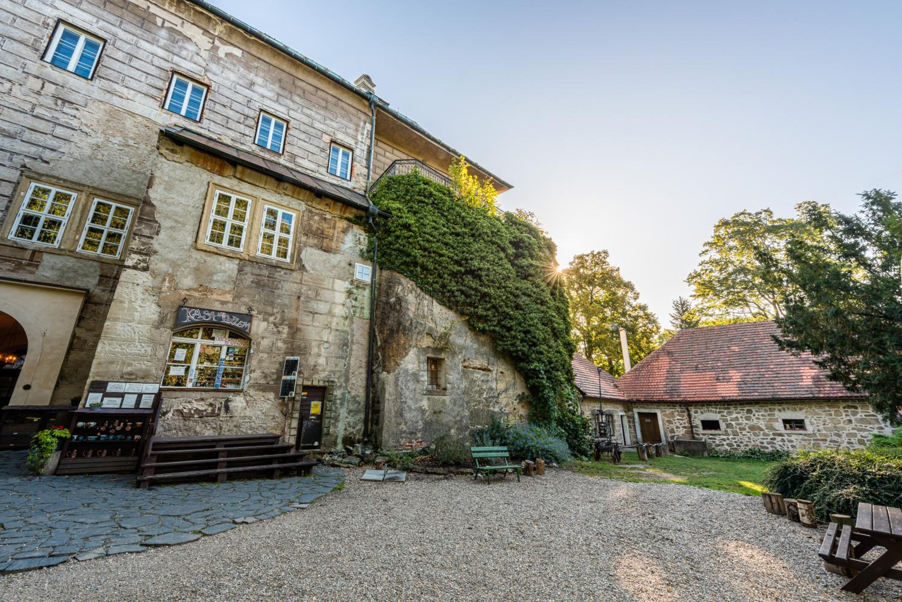 Hájovna hradu Houska view 5