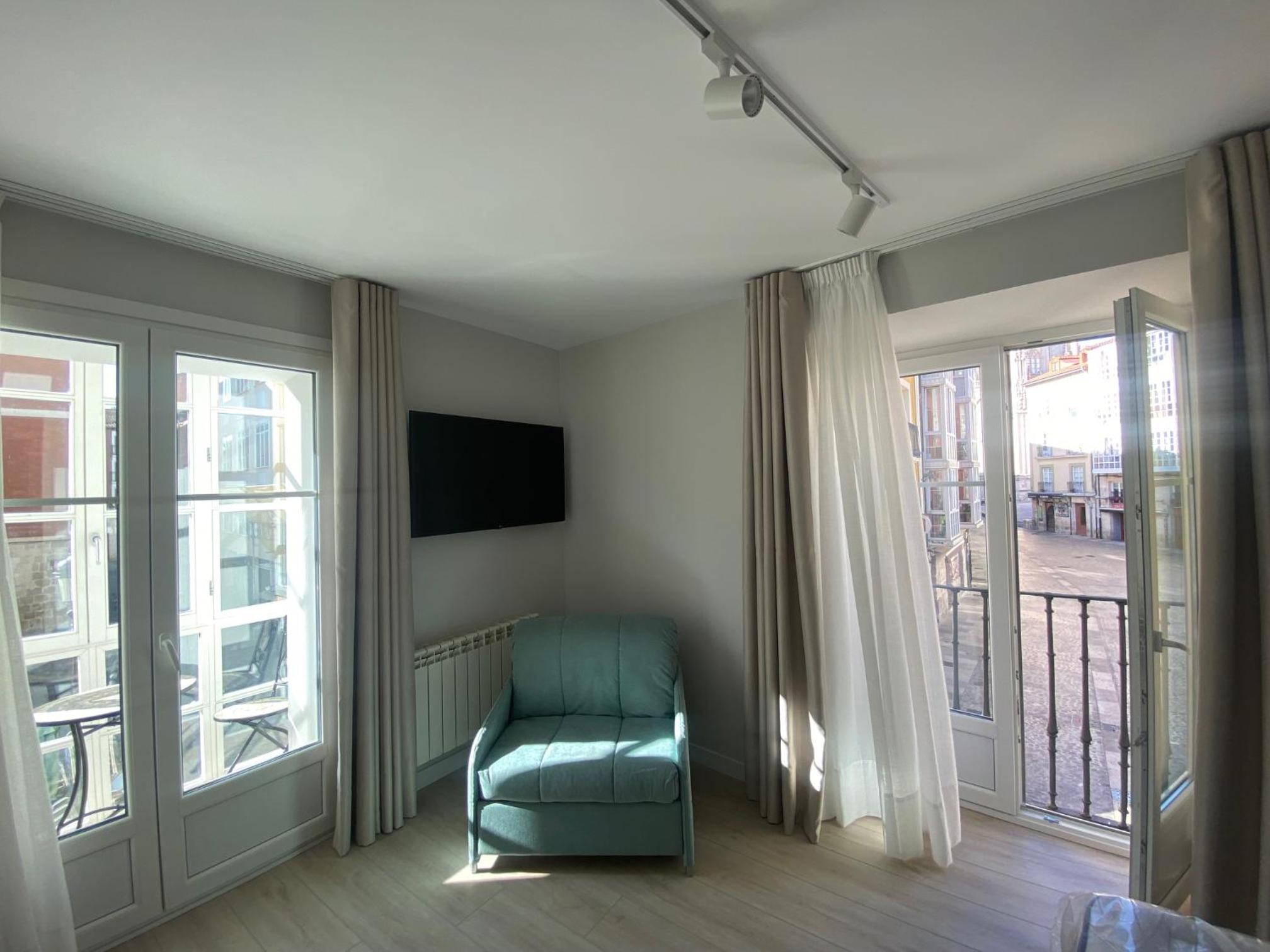 APARTAMENTOS LA FLORA BURGOS todos con aire acondicionado y ascensor