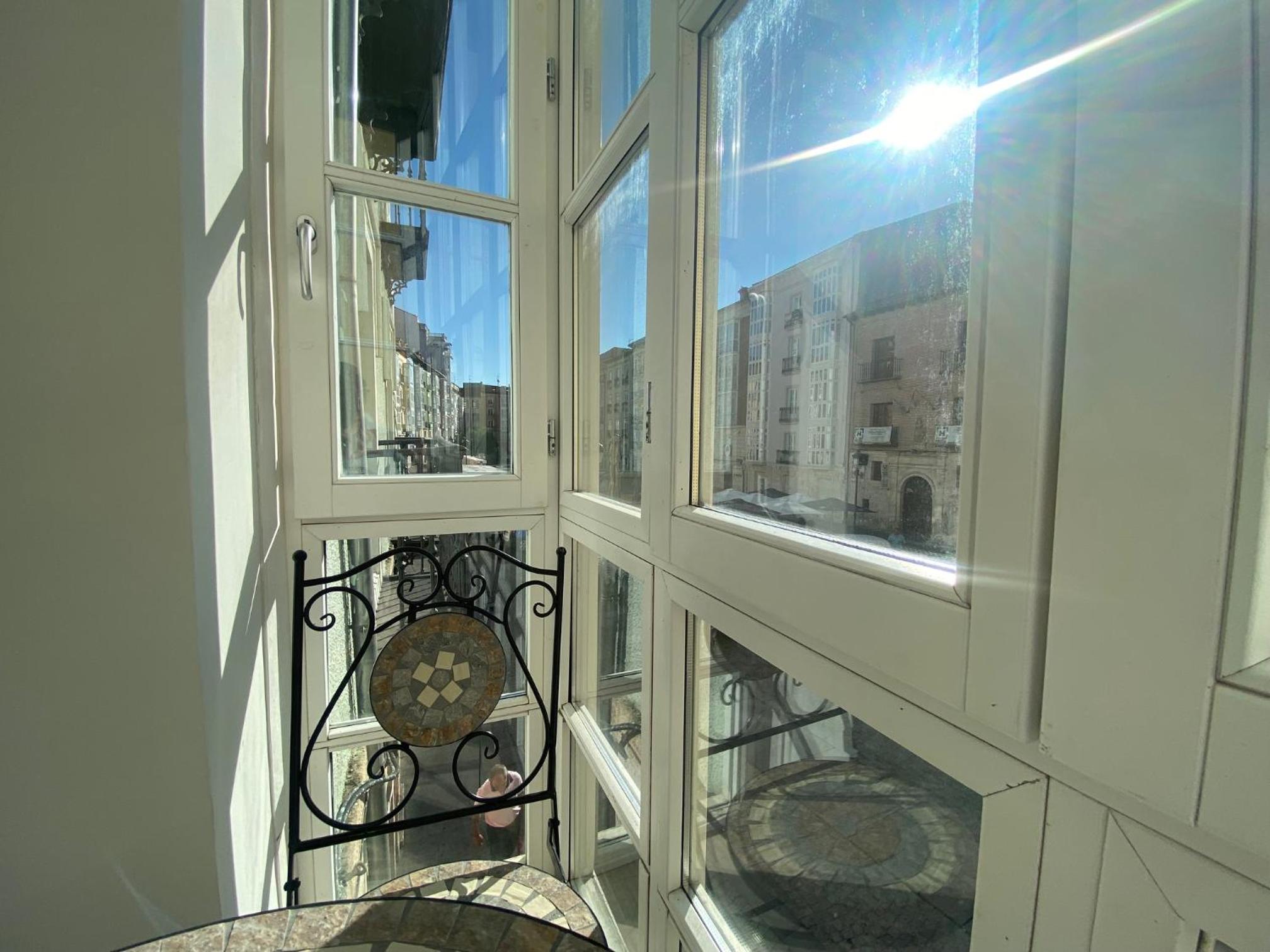 APARTAMENTOS LA FLORA BURGOS todos con aire acondicionado y ascensor